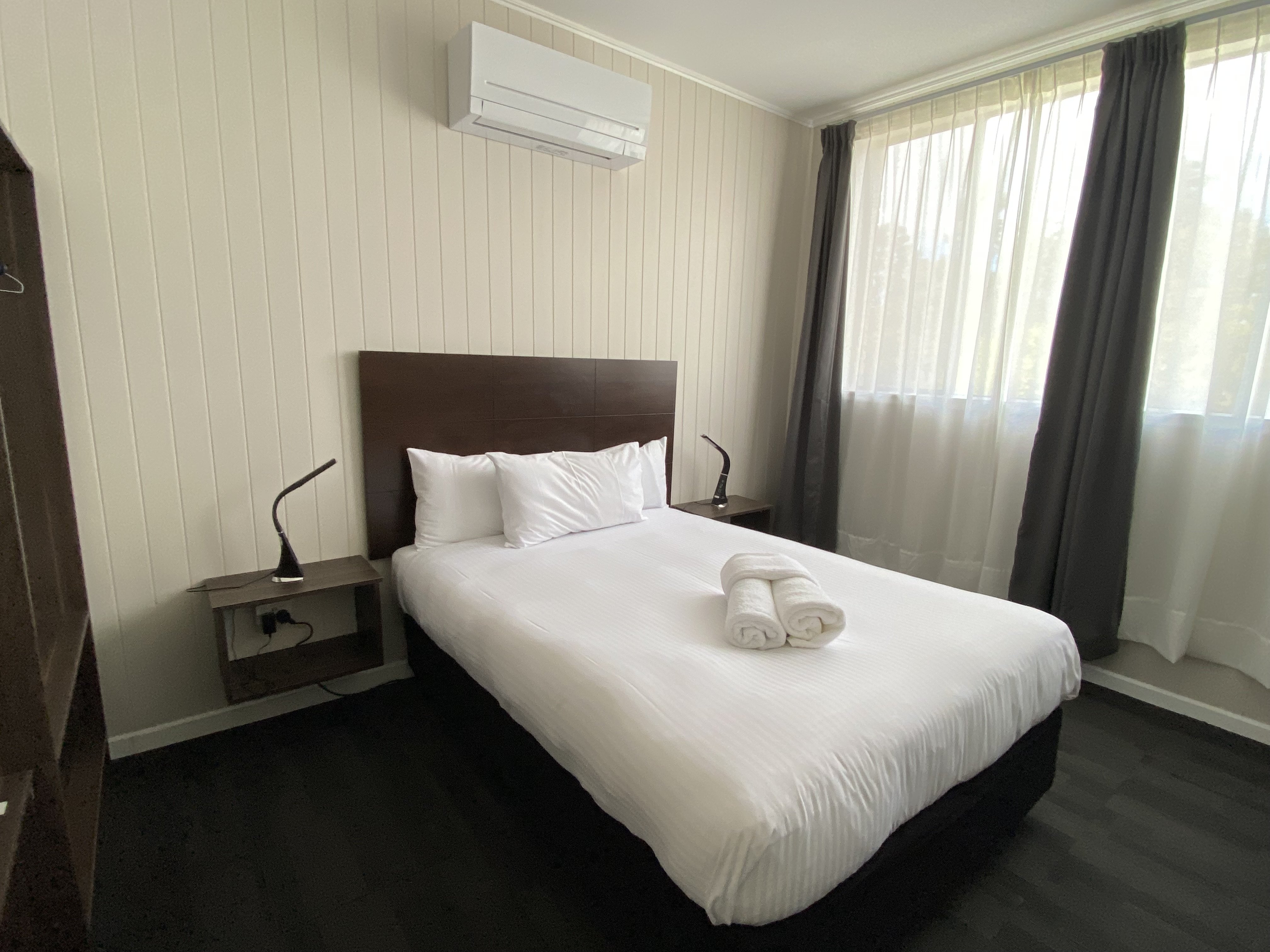 NOWRA MOTOR INN-guestroom-Standard Double Room.jpg