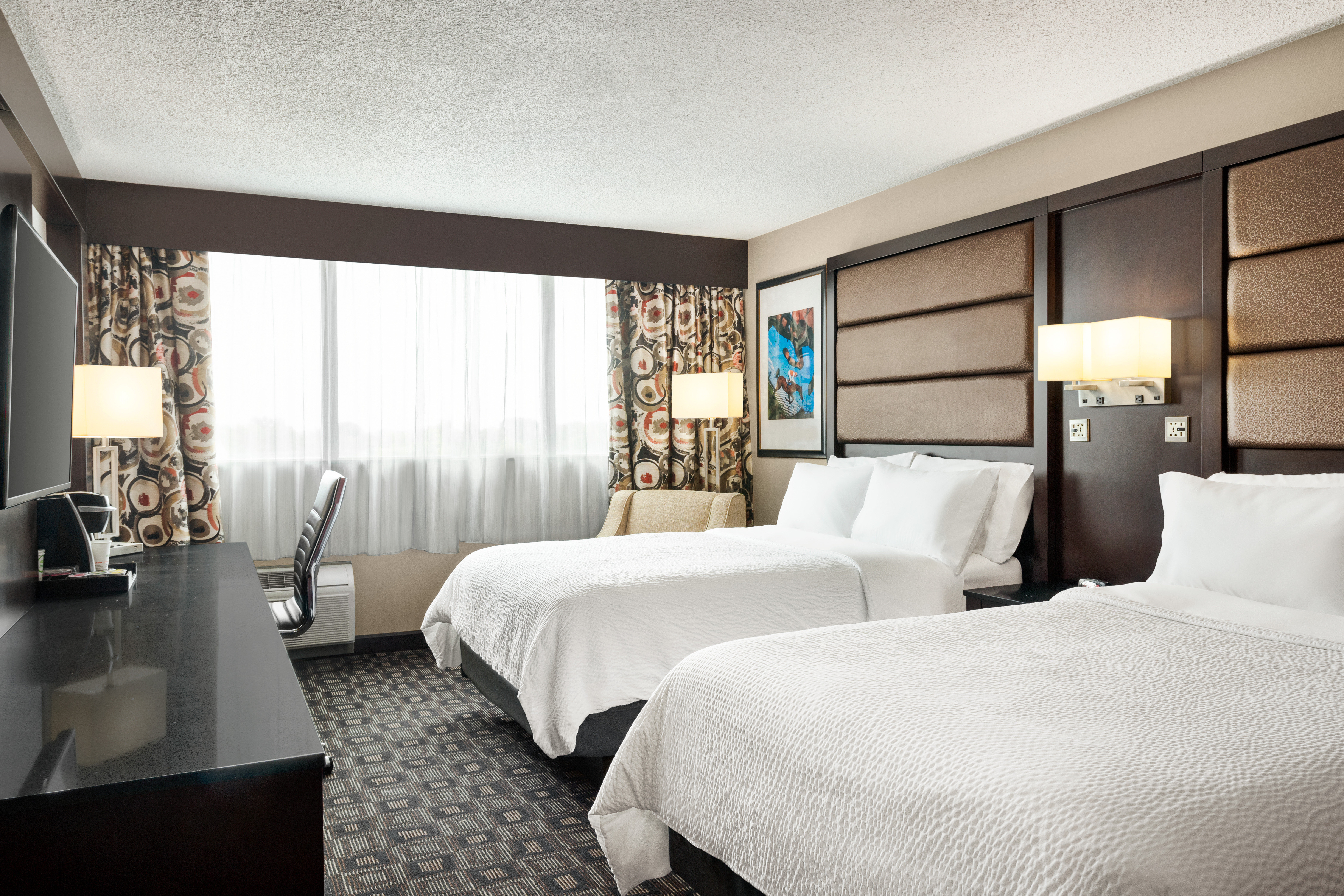 ur One King or Two Queen Beds offer complimentary amenities.