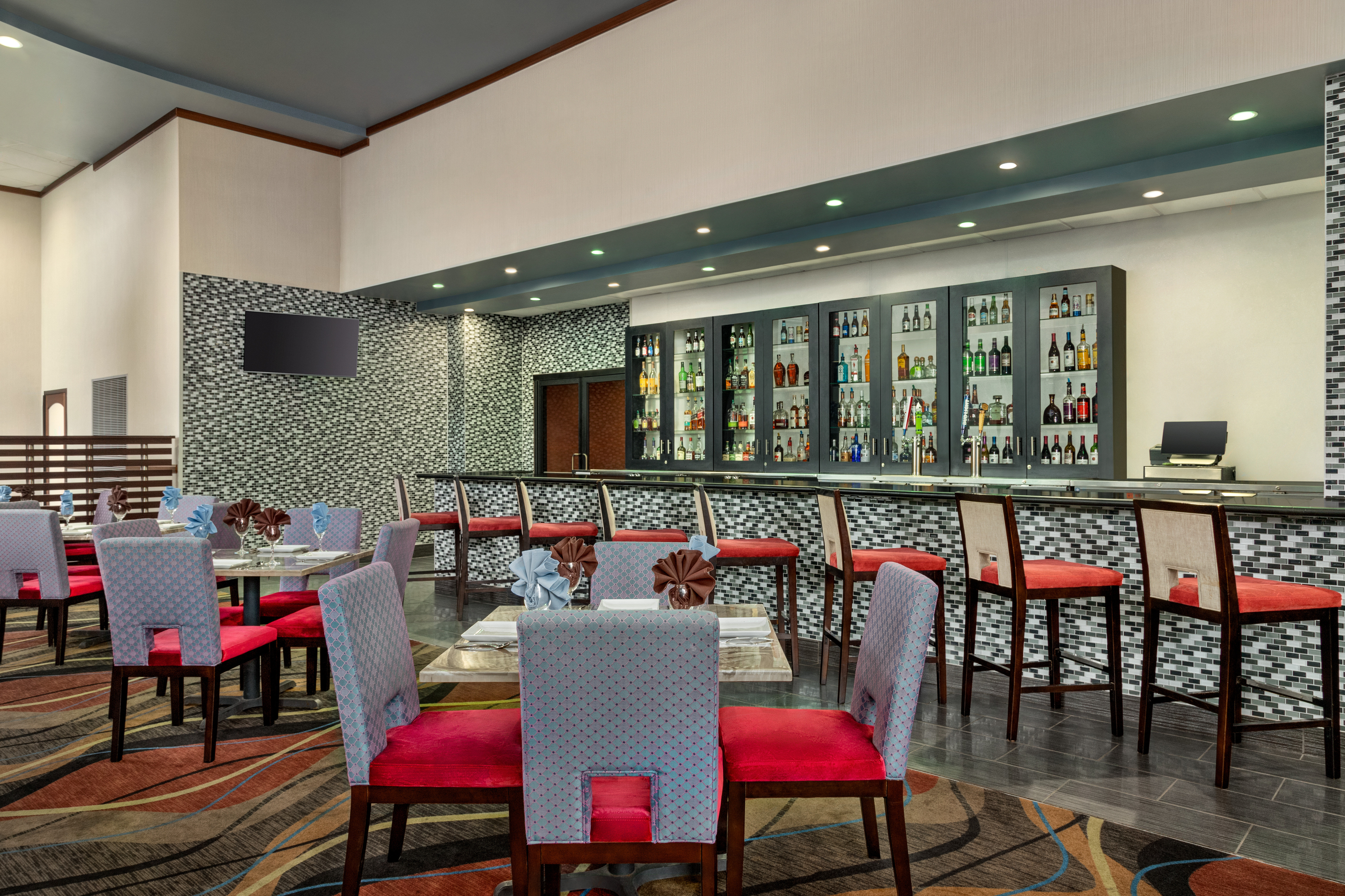 Gather with friends for beverages and appetizers at our lobby bar.