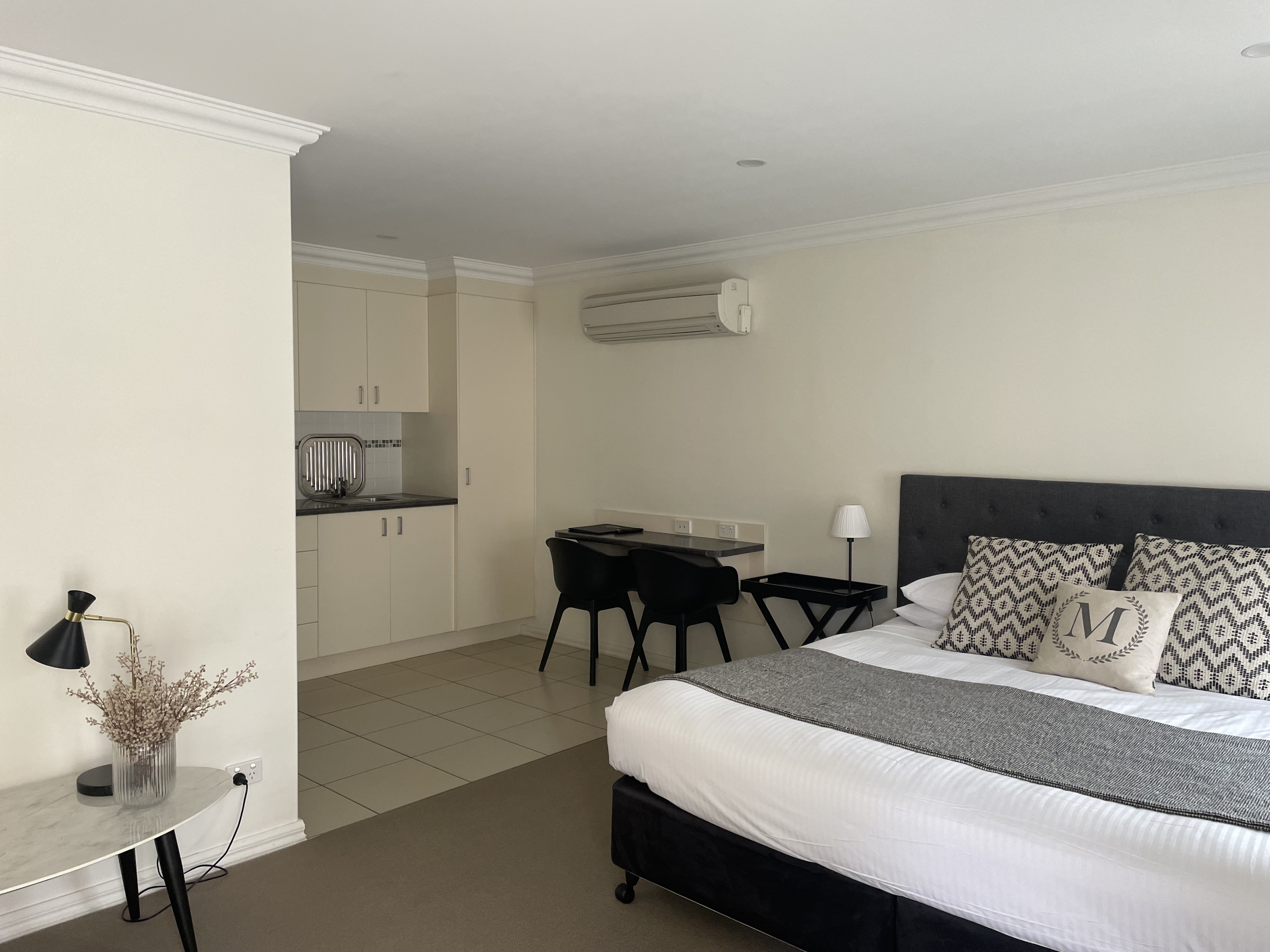 MILLTHORPE MOTEL-guestroom-Executive King Room A.jpg