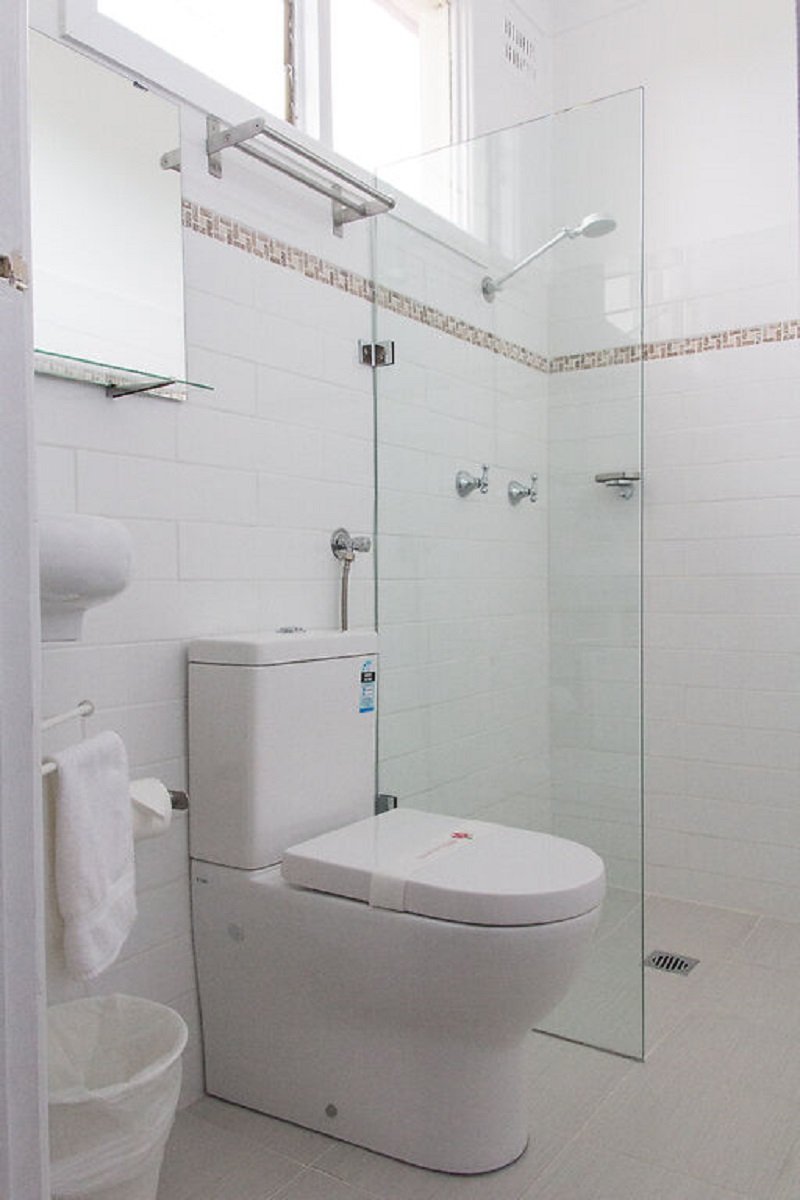 BATHURST EXPLORERS MOTEL-guestroom-BATHROOM.jpg