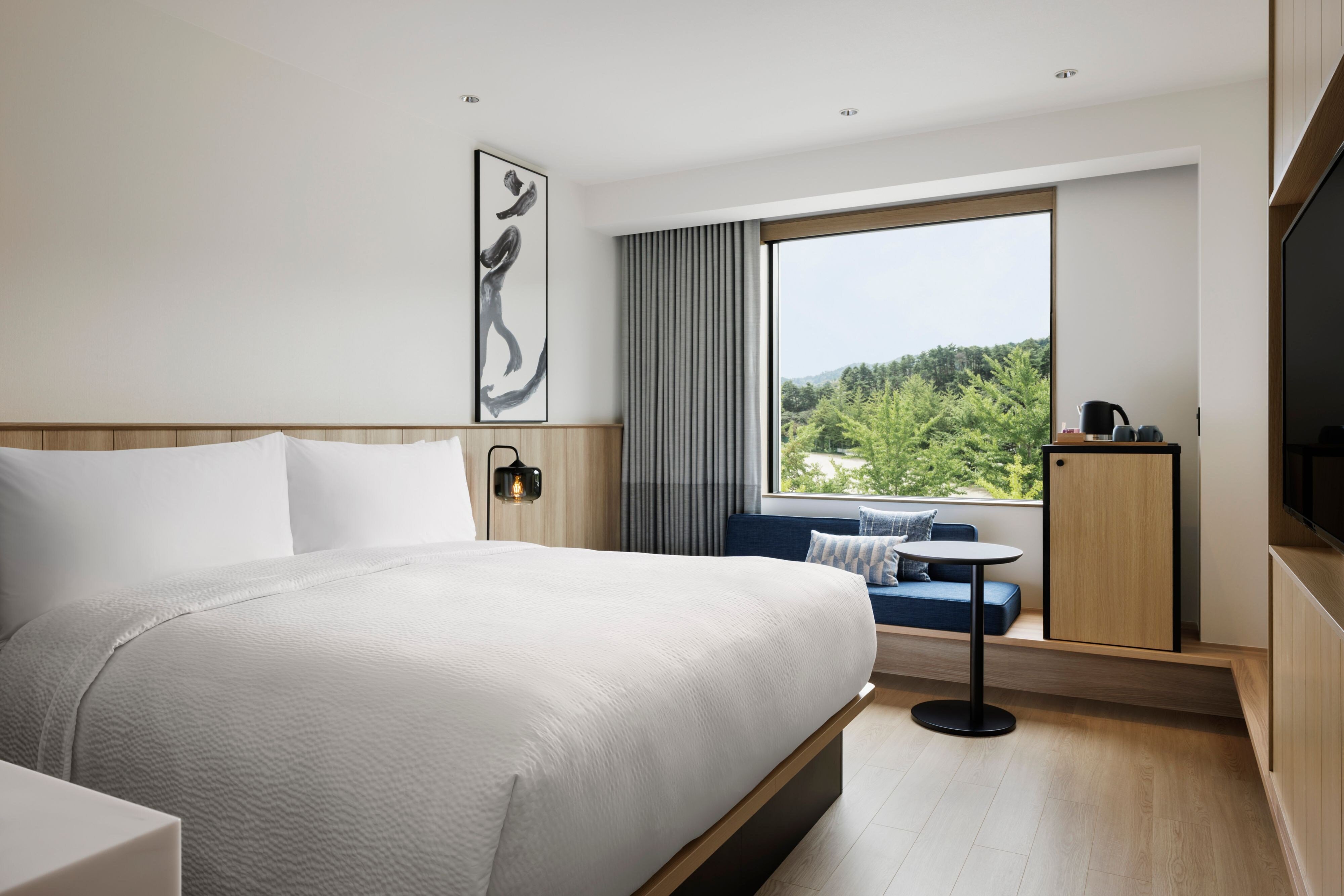 Fairfield by Marriott Hyogo Kannabe Highland-guestroom-Guest King Room.jpg