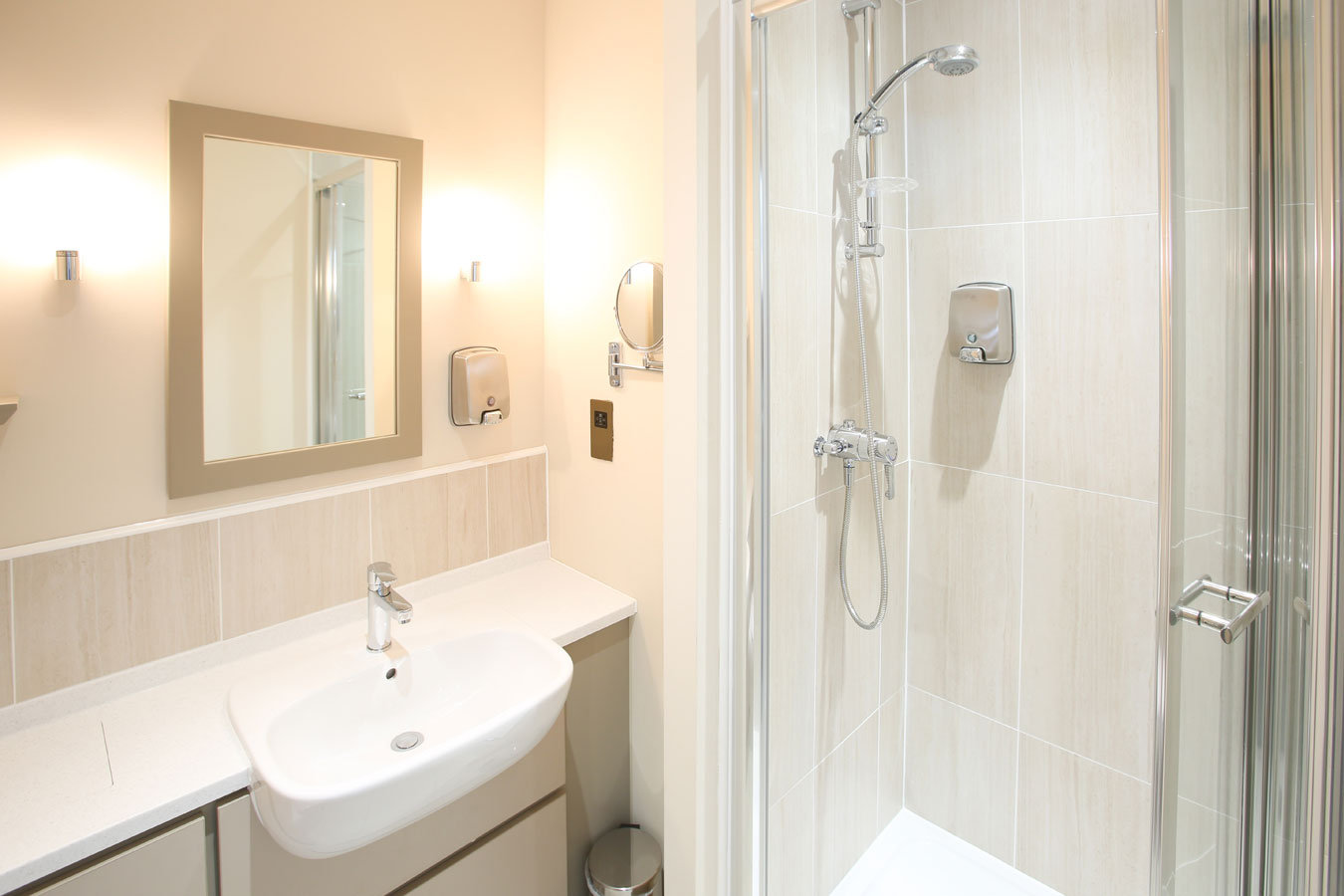 Commissioners Quay-guestroom-Bathroom.jpg