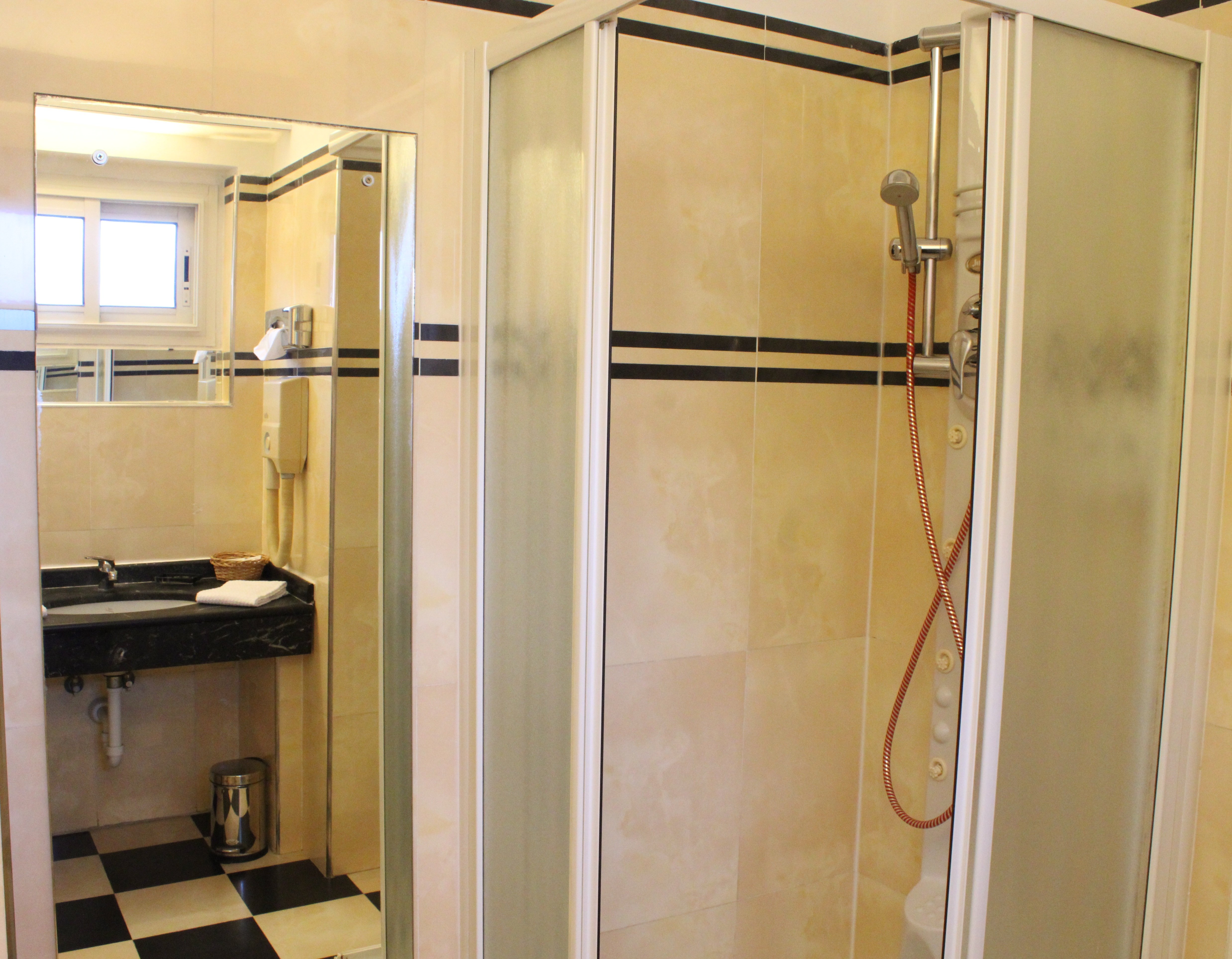 HTL ALEXANDRA CAPMARTIN-guestroom-Bathroom.jpg