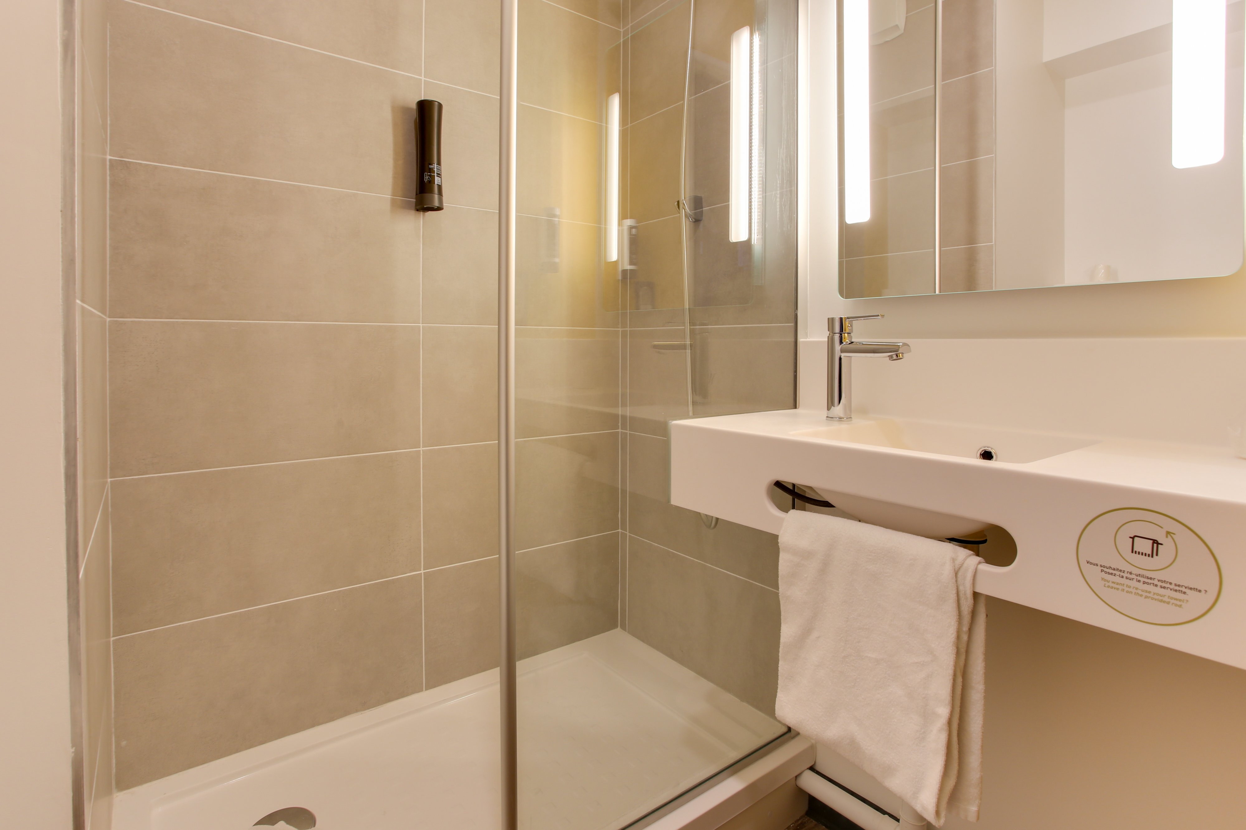 B&B HOTEL REIMS CROIX BLANDIN-guestroom-BATHROOM.jpg