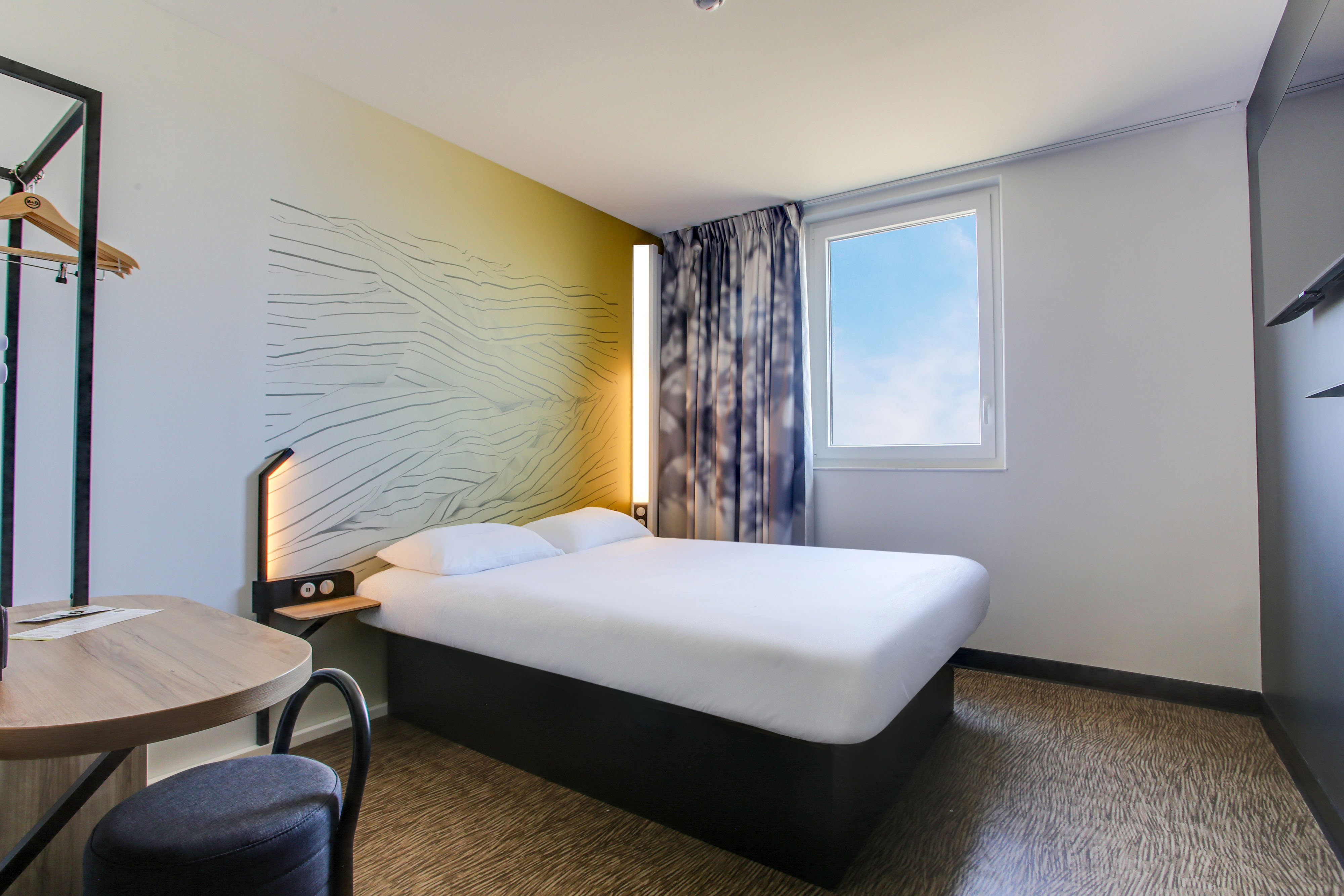 B&B HOTEL REIMS CROIX BLANDIN-guestroom-GUEST ROOM.jpg