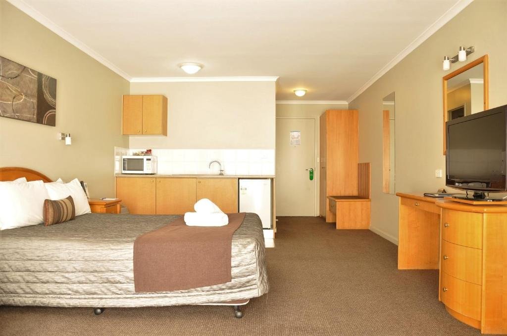 CHITTAWAY MOTEL-guestroom-Deluxe Queen.jpg