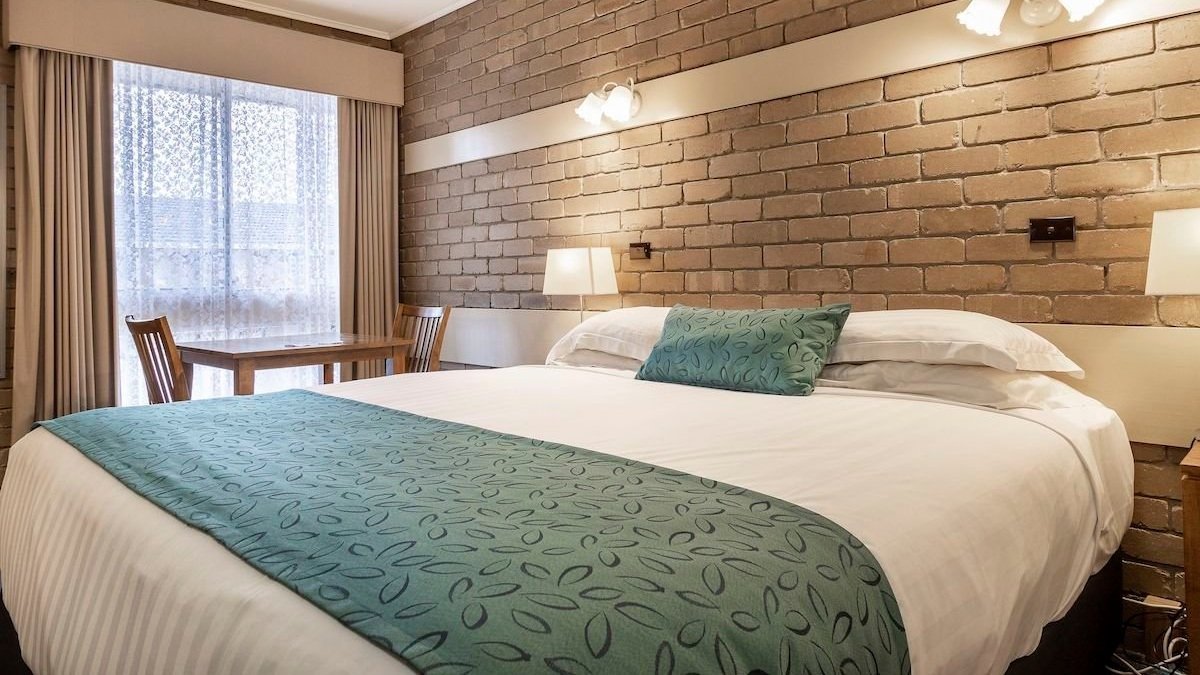 Stagecoach Motel Wodonga-guestroom-King Suite.jpg