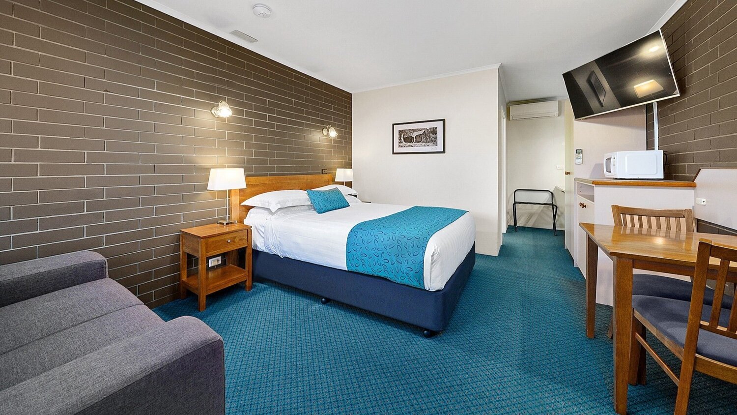 Stagecoach Motel Wodonga-guestroom-Executive Queen.jpg