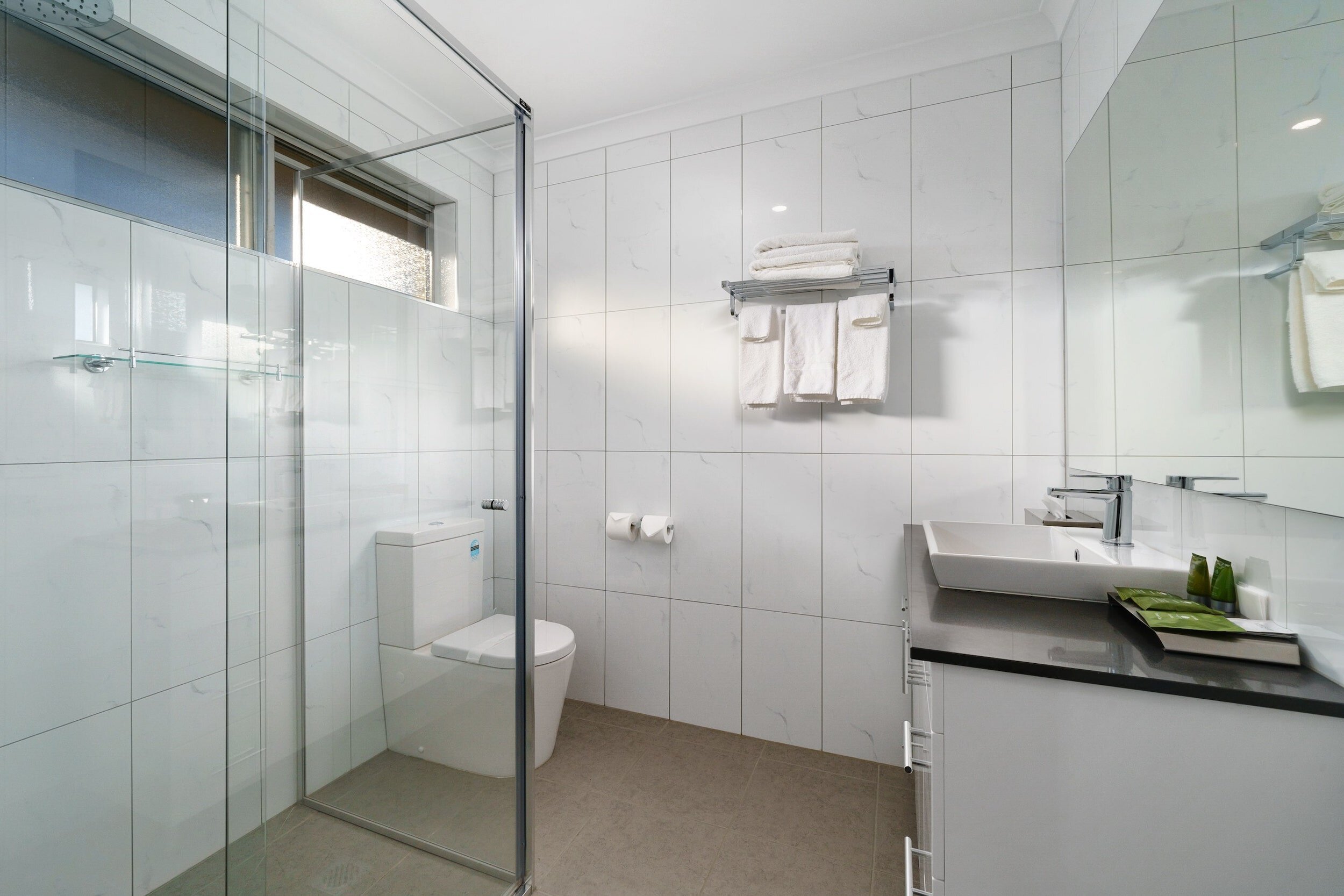 Stagecoach Motel Wodonga-guestroom-Executive Room Bathroom.jpg