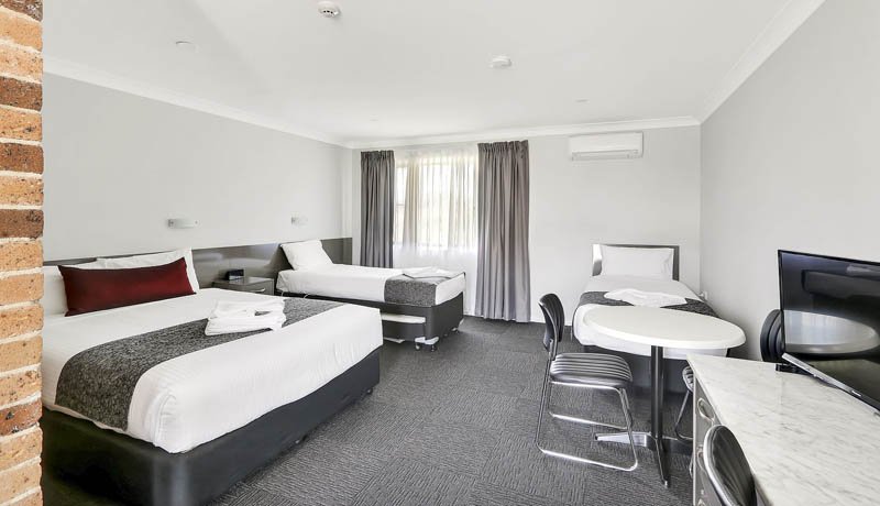BUSHMAN S MOTOR INN LITHGOW-guestroom-Deluxe Family.jpg