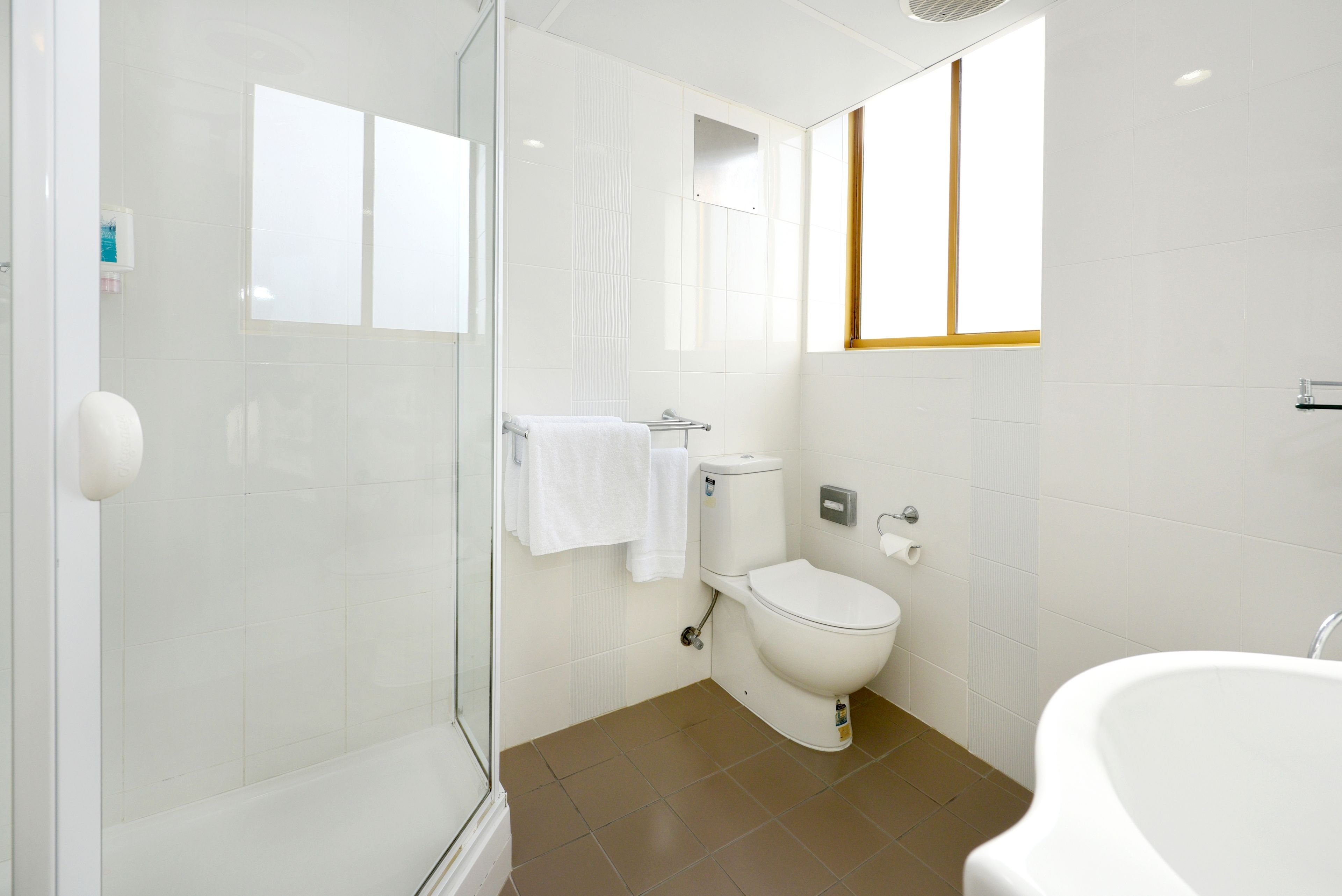 Atlantic Tower Motor Inn-guestroom-Tower Room With Balcony Bathroom.jpg