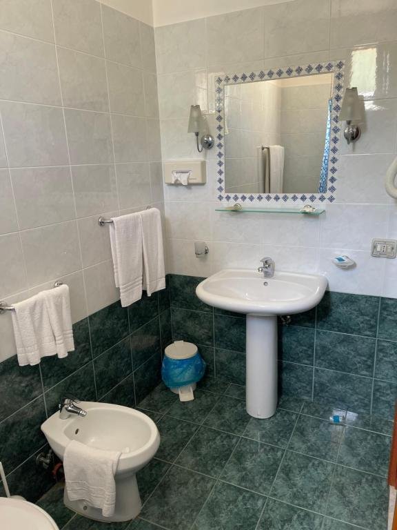 HOTEL MIRAMARE GARZIA-guestroom-BATHROOM.jpg