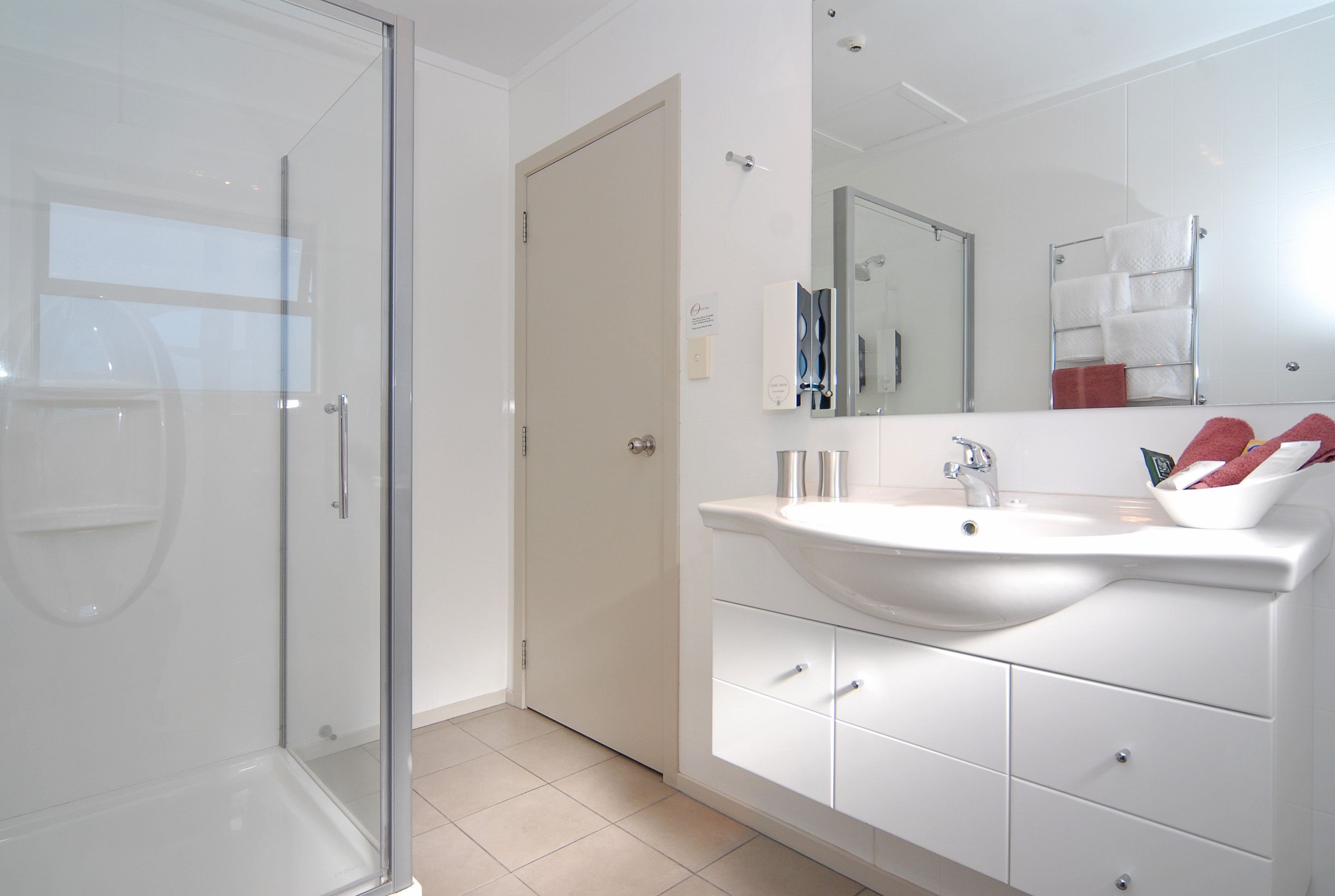 Omahu Motor Lodge-guestroom-Executive Studio Suite Bathroom.jpg