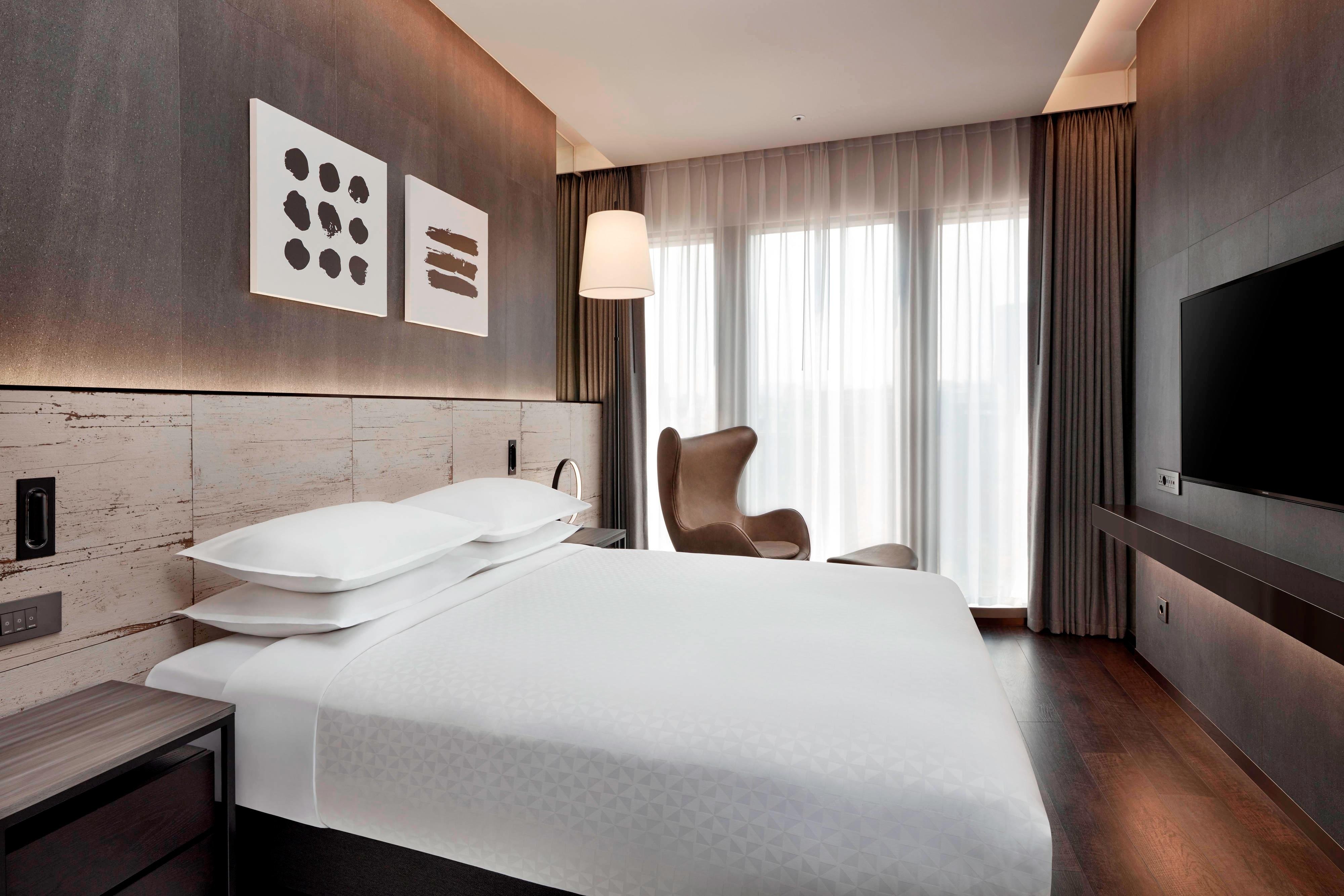 Four Points by Sheraton Seoul Gangnam-guestroom-Queen Standard Guest Room.jpg