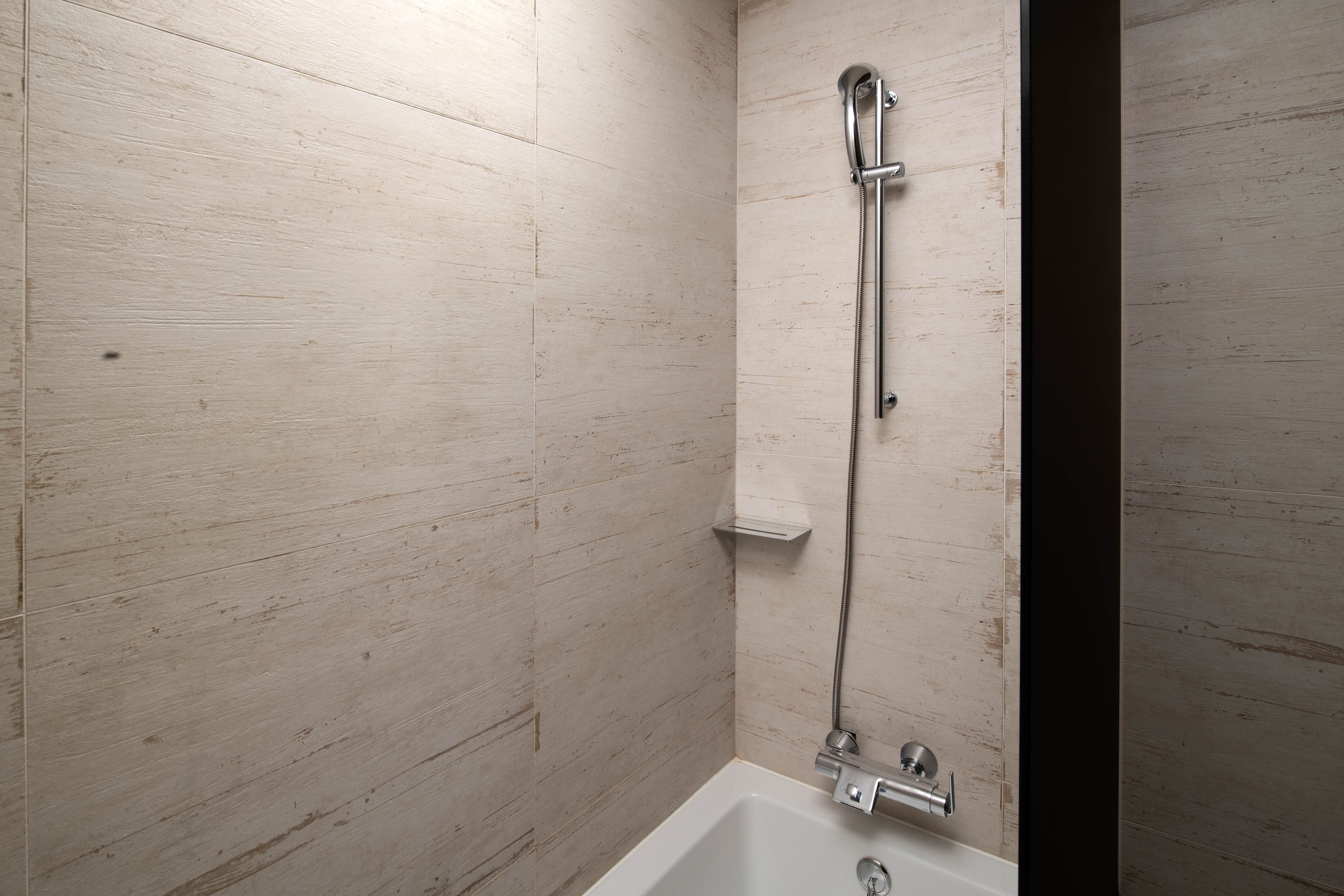 Four Points by Sheraton Seoul Gangnam-guestroom-Guest Bathroom - Bathtub.jpg