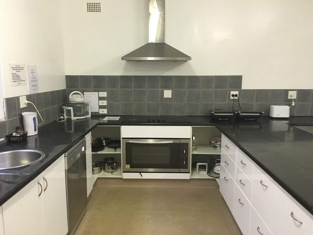 FLINDERS MOTEL-guestroom-Guest Kitchen With Full Facilities For Cooking.jpg