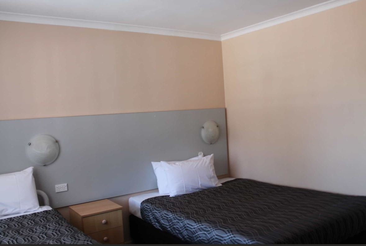 FLINDERS MOTEL-guestroom-Room.jpg
