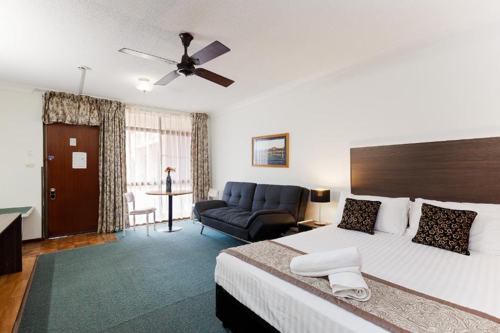 CUMBERLAND MOTOR INN-guestroom-Room 2.jpg