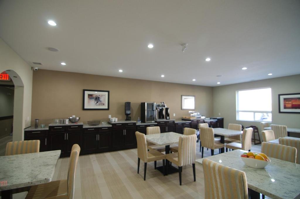 PARADISE INN AND SUITES REDWAT-guestroom-Dining Area.jpg
