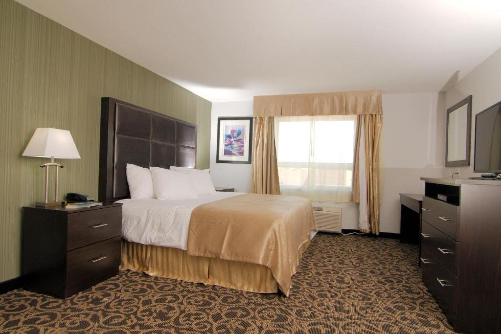 PARADISE INN AND SUITES REDWAT-guestroom-Guest Rooms.jpg