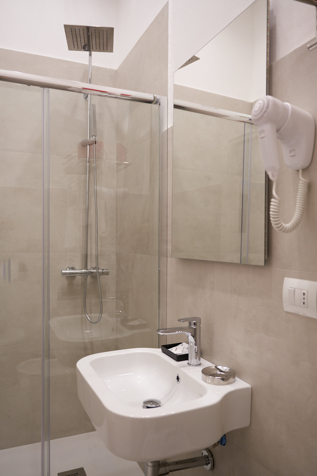 GLAVE ROOMS-guestroom-BATH ROOM.jpg