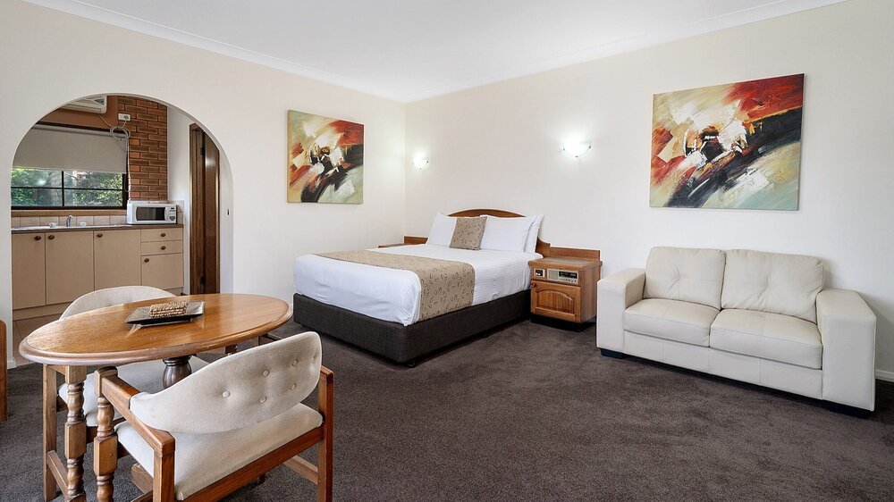 HERITAGE MOTOR INN COROWA-guestroom-Deluxe Queen.jpg