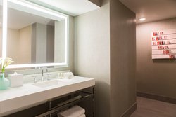  - Renaissance by Marriott Downtown Chicago