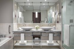  - Ritz-Carlton Hotel Toronto