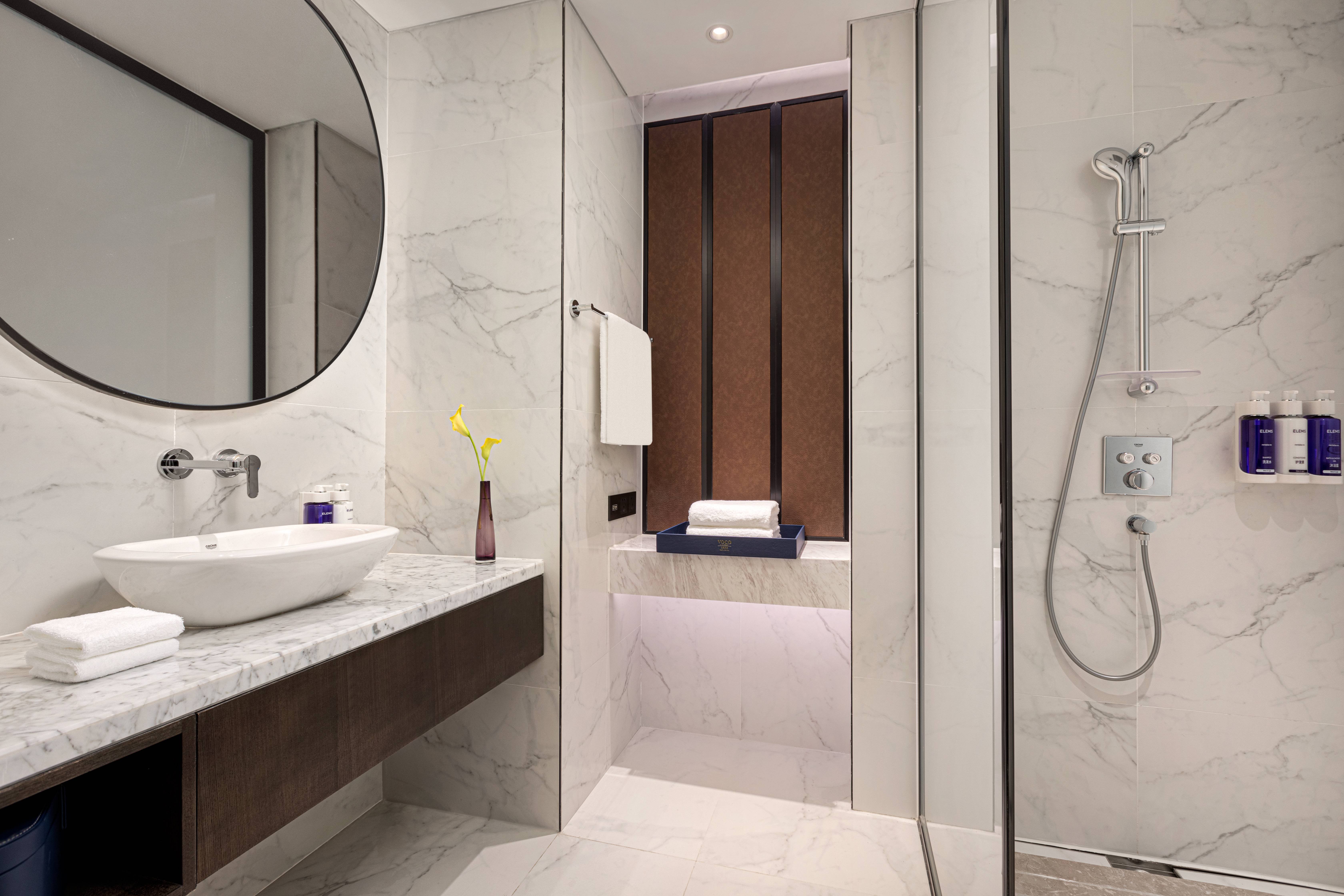 VOCO HEFEI BINHU BY IHG-guestroom-2 Twin Standard Bathroom.jpg