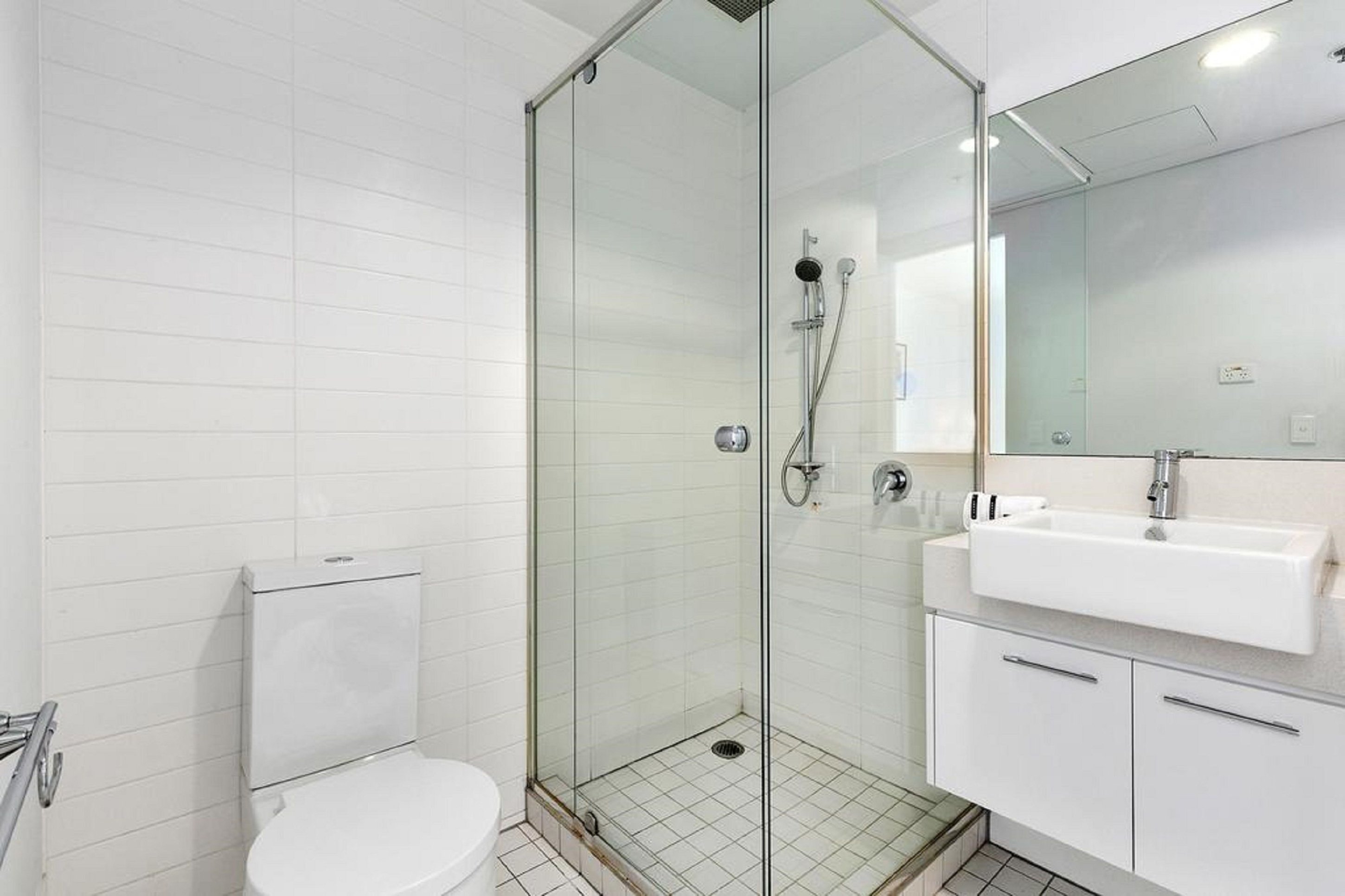 DPC DIGITAL HARBOUR-guestroom-Two Bedroom Apartment With Marina View, Studio & Deluxe Studio Bathroom.jpg