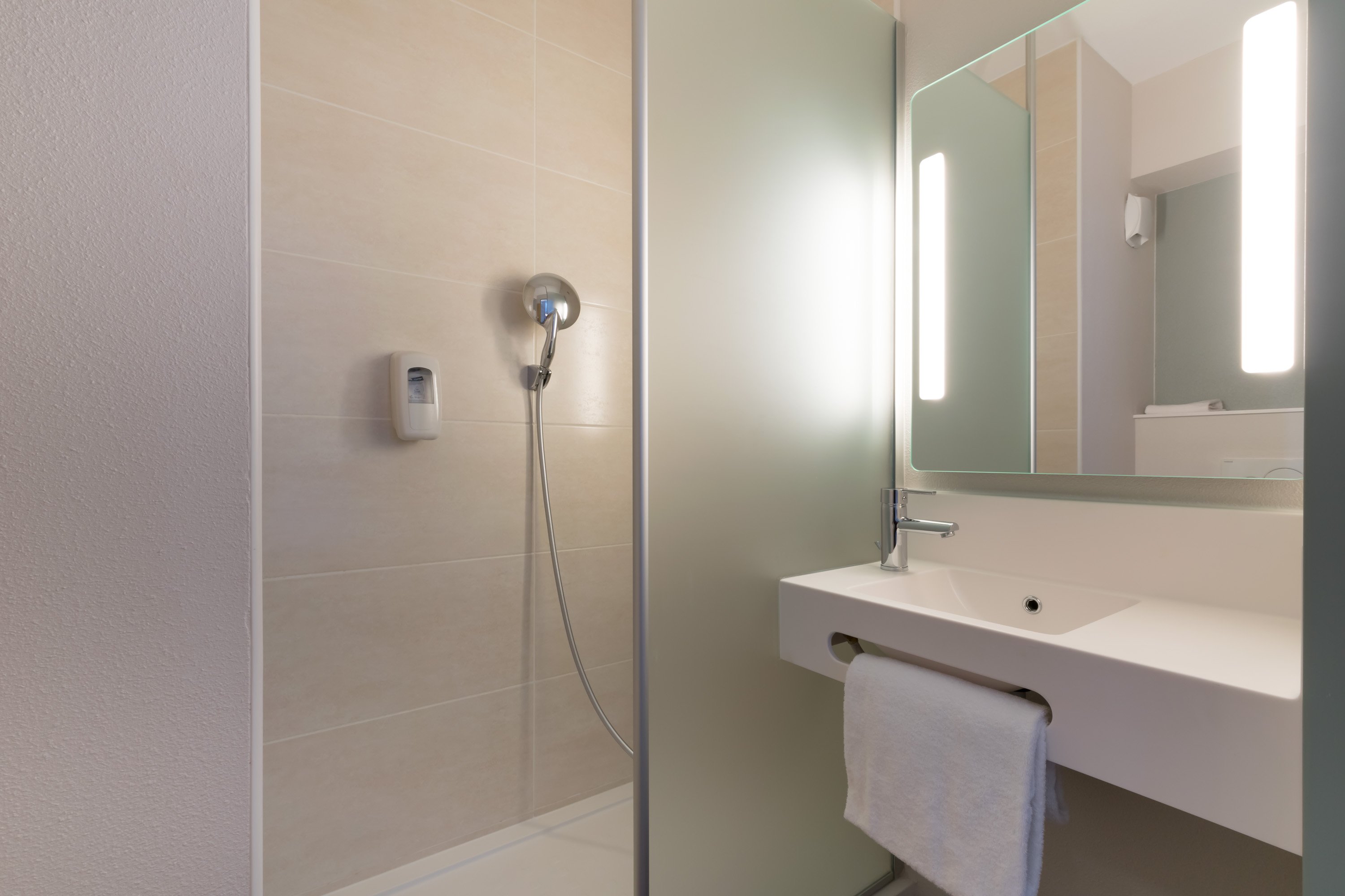 B&B HOTEL MARSEILLE LA VALENTINE ST-guestroom-BATHROOM.jpg
