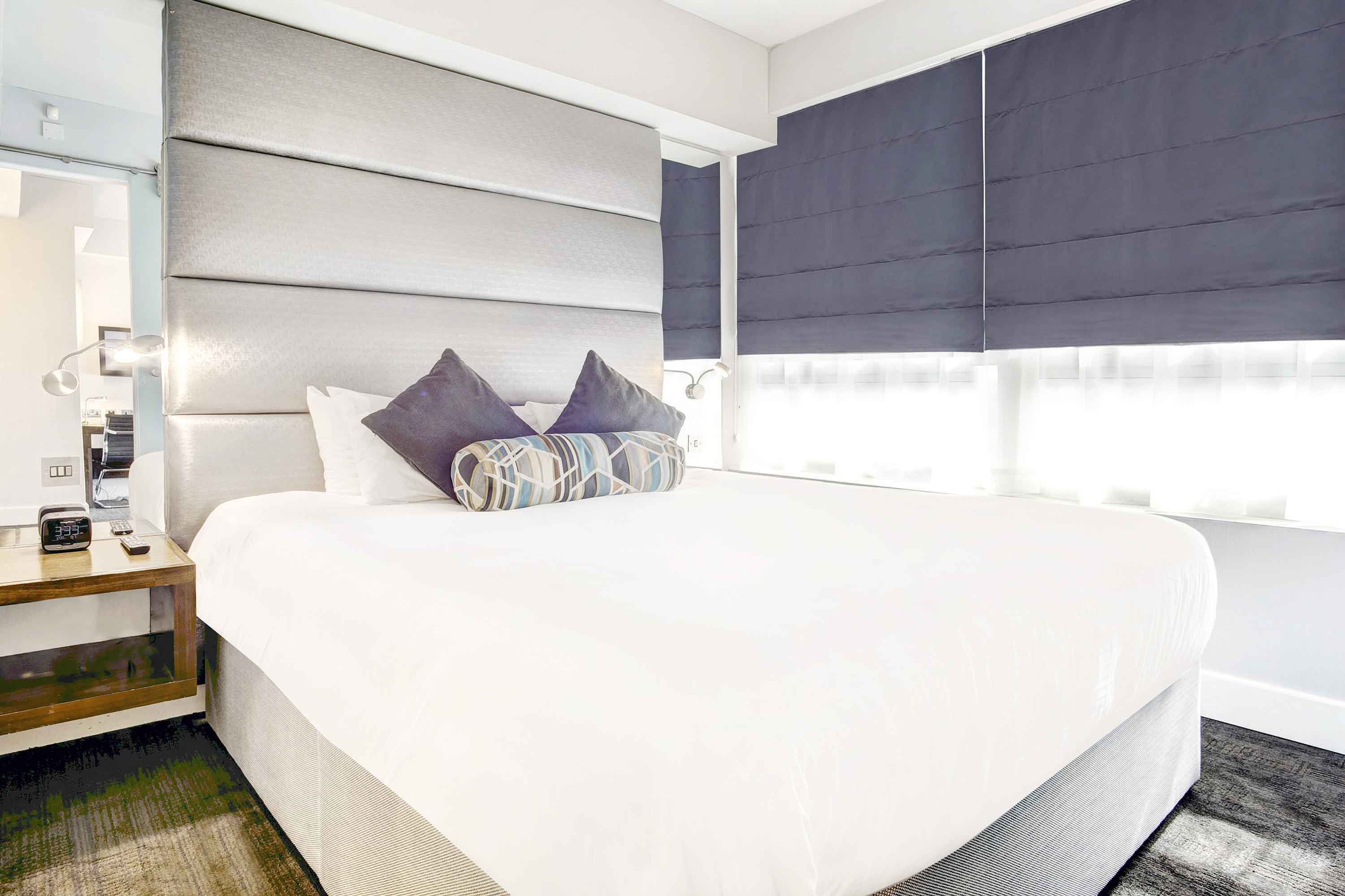 SANDMAN SIGNATURE HOTEL NEWCASTLE-guestroom-Executive King Suite.jpg
