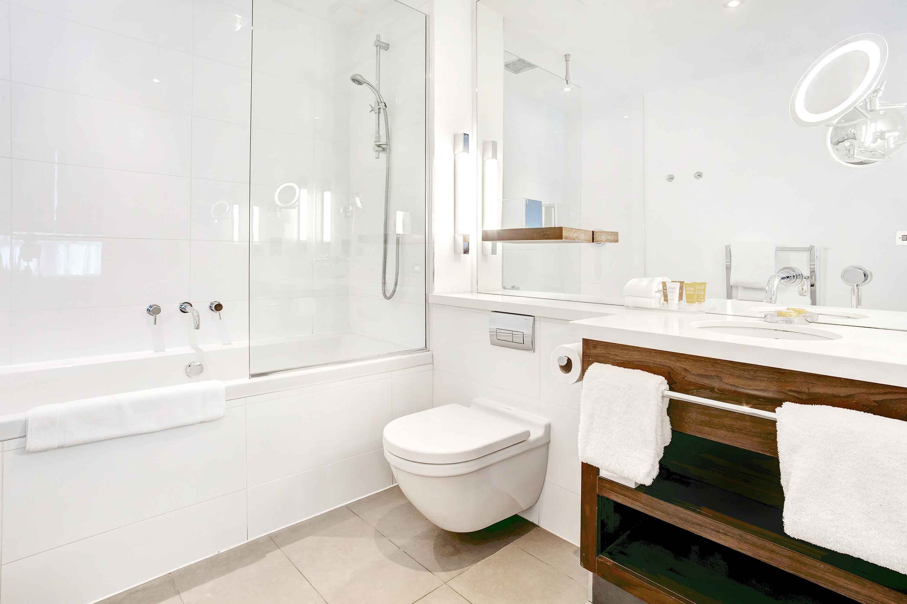 SANDMAN SIGNATURE HOTEL NEWCASTLE-guestroom-Executive King Suite Bath.jpg