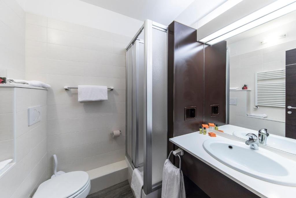 HOTEL DONATELLO - IMOLA-guestroom-BATHROOM.jpg