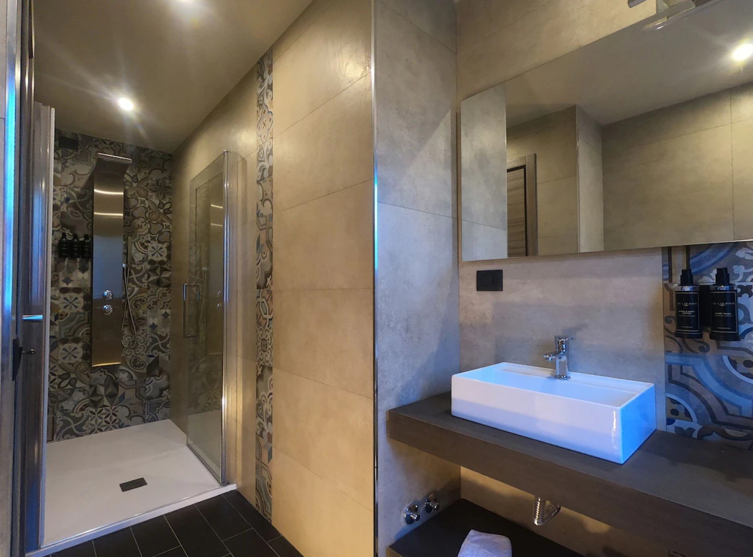 LAMBERTI BOUTIQUE HOTEL-guestroom-BATHROOM.jpg