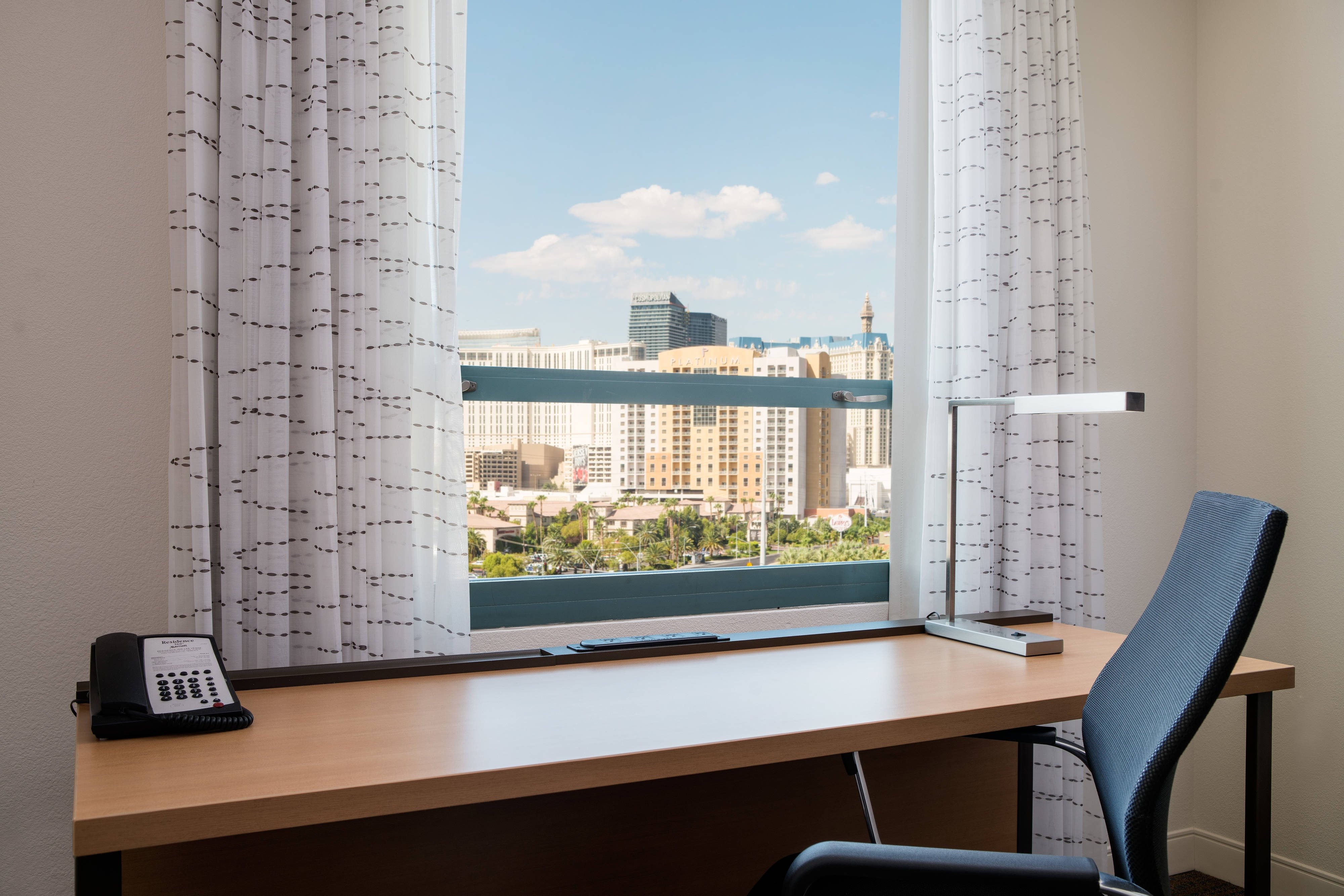 One-Bedroom Suite City View - Work Desk