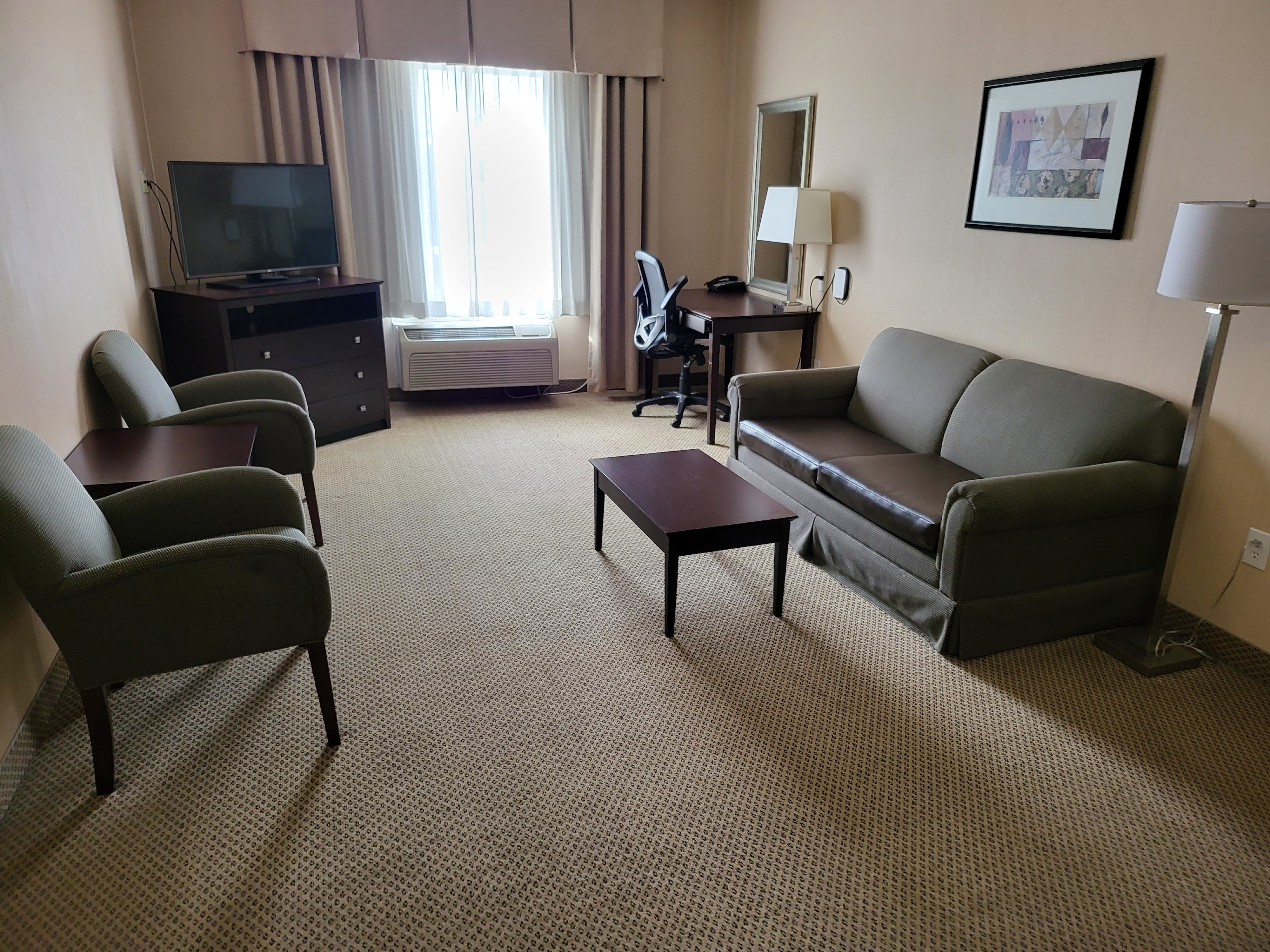 HOLIDAY INN EXP STES TIPP CITY BY I-guestroom-Executive Suite.jpg