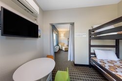  - Holiday Inn Express & Suites Pittsburg