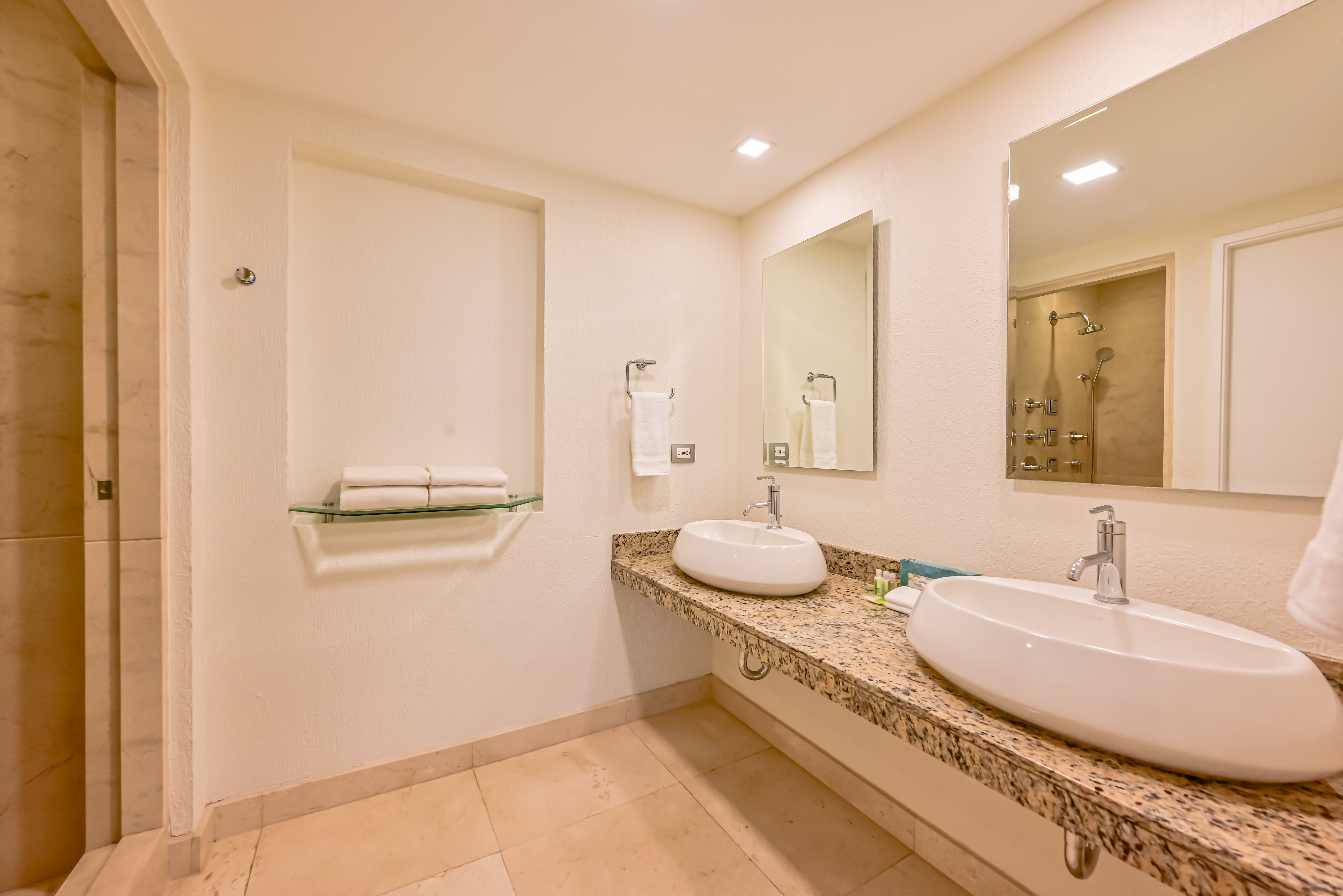 HOLIDAY INN SAN JOSE LA SABANA-guestroom-Relax in our guest bathroom with modern marble finish..jpg
