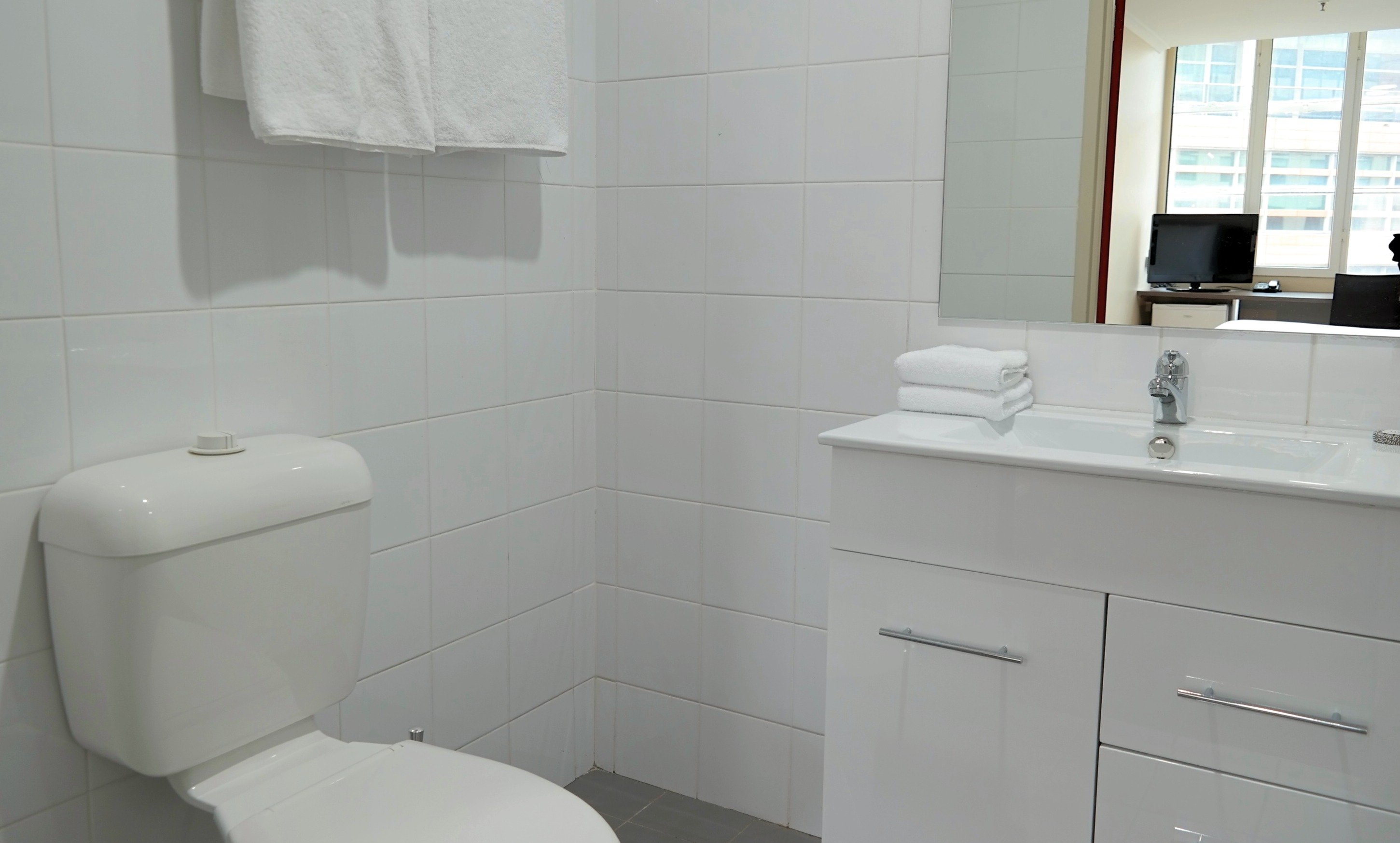 28 HOTEL-guestroom-Bathroom.jpg