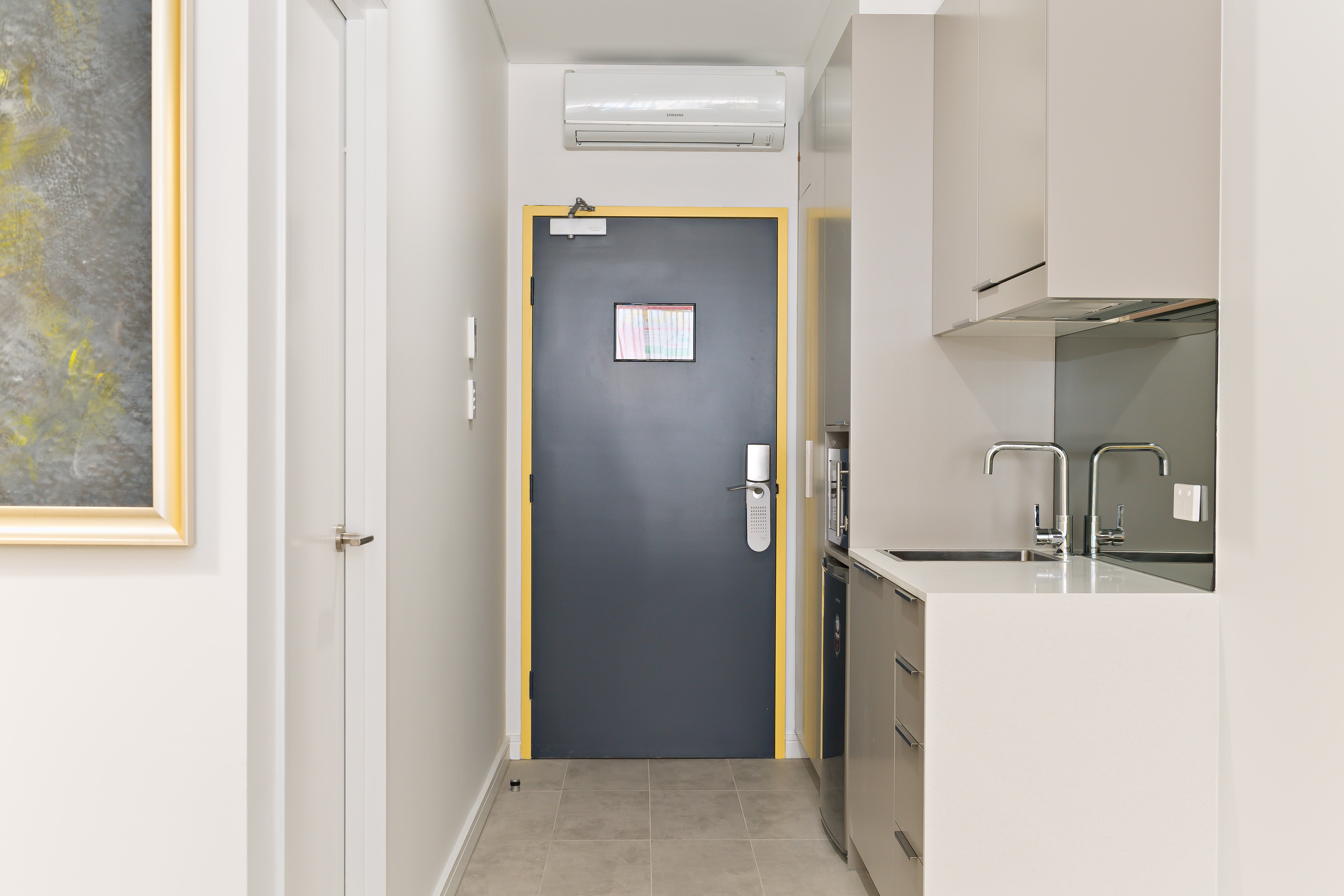 VALUESUITES GREEN SQUARE-guestroom-Modern Queen / Door.jpg