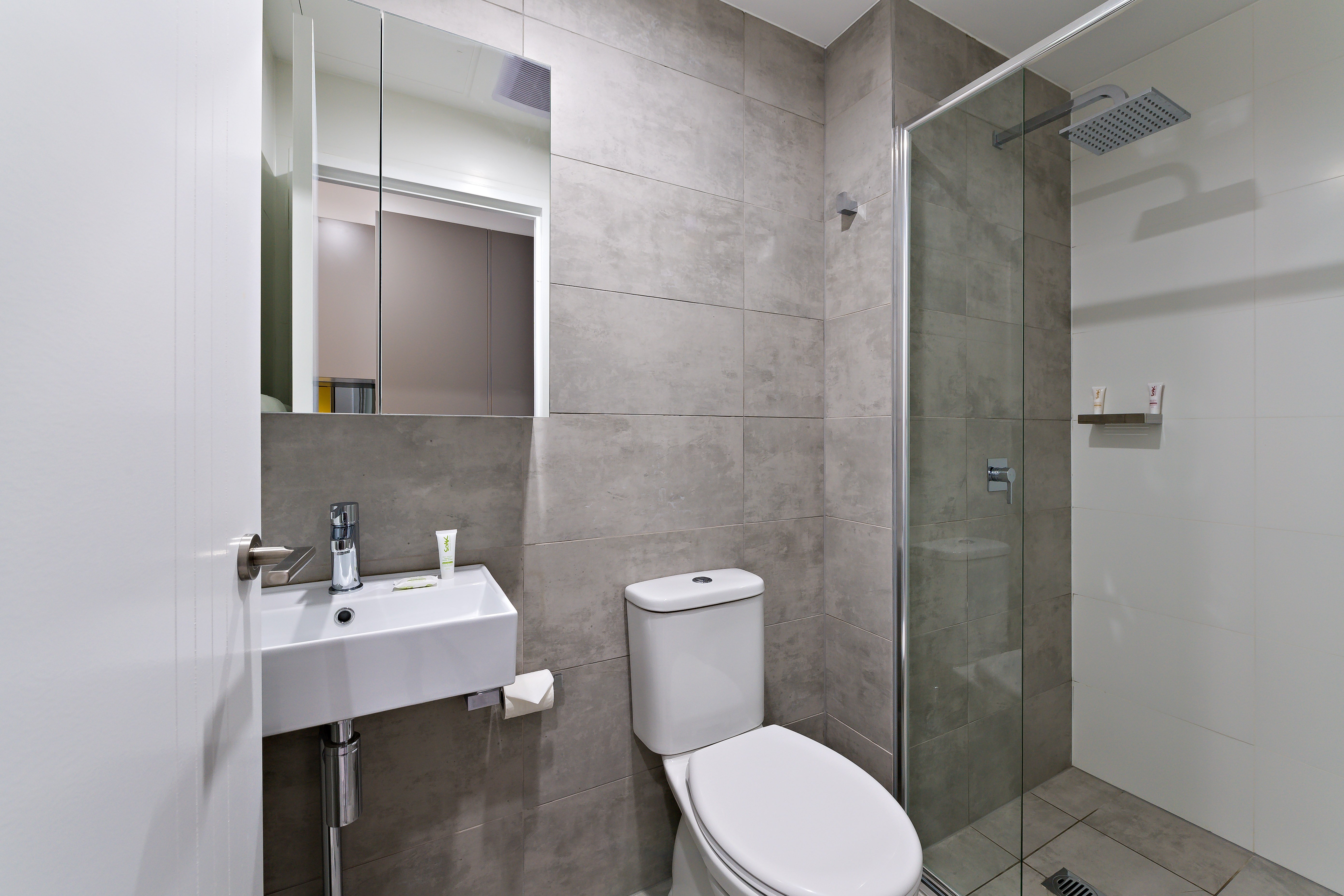 VALUESUITES GREEN SQUARE-guestroom-Bathroom.jpg