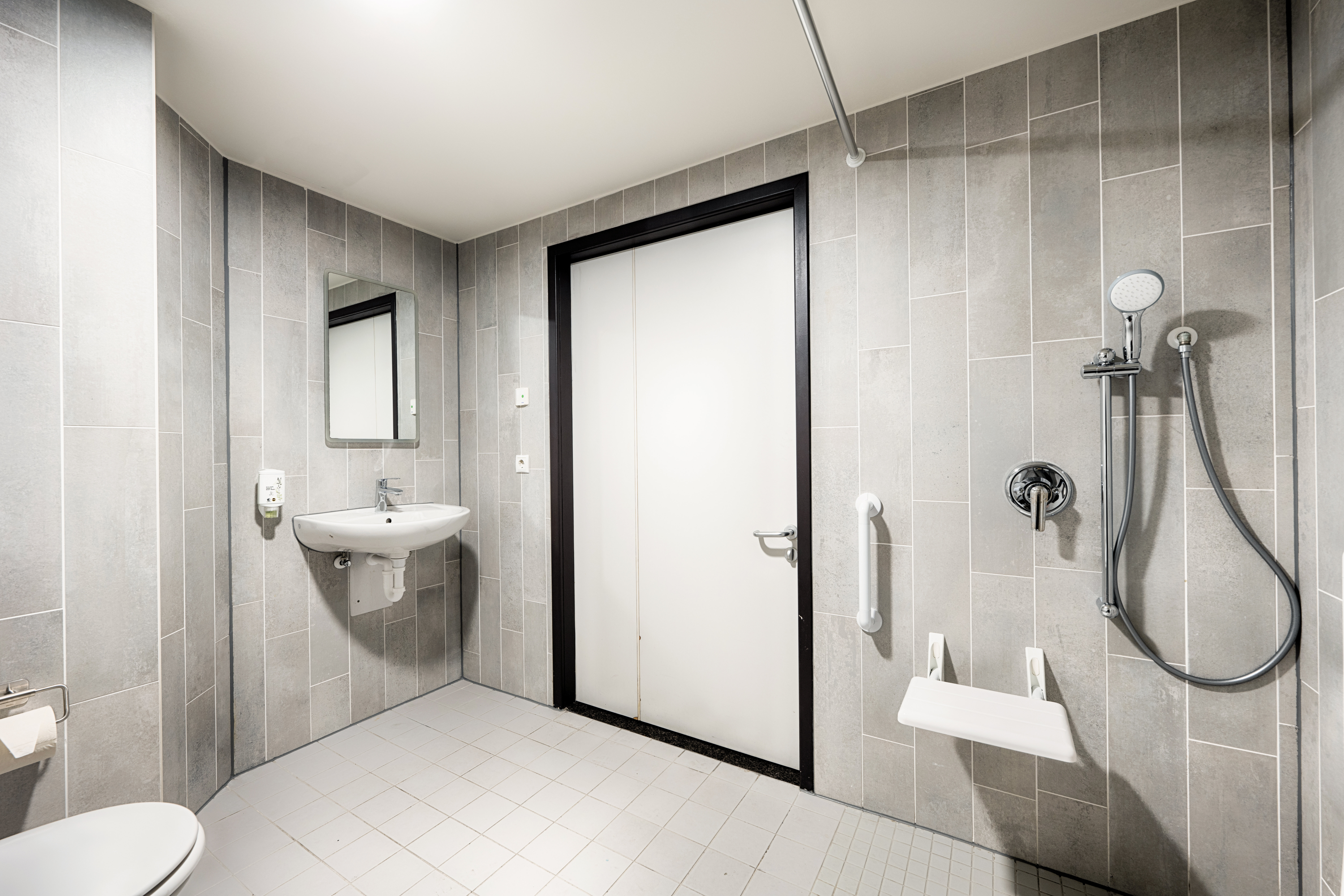 B&B HOTEL SALZBURG-NORD-guestroom-GUEST ROOM BATH.jpg