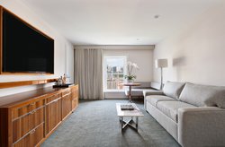  - 33 Seaport Hotel New York