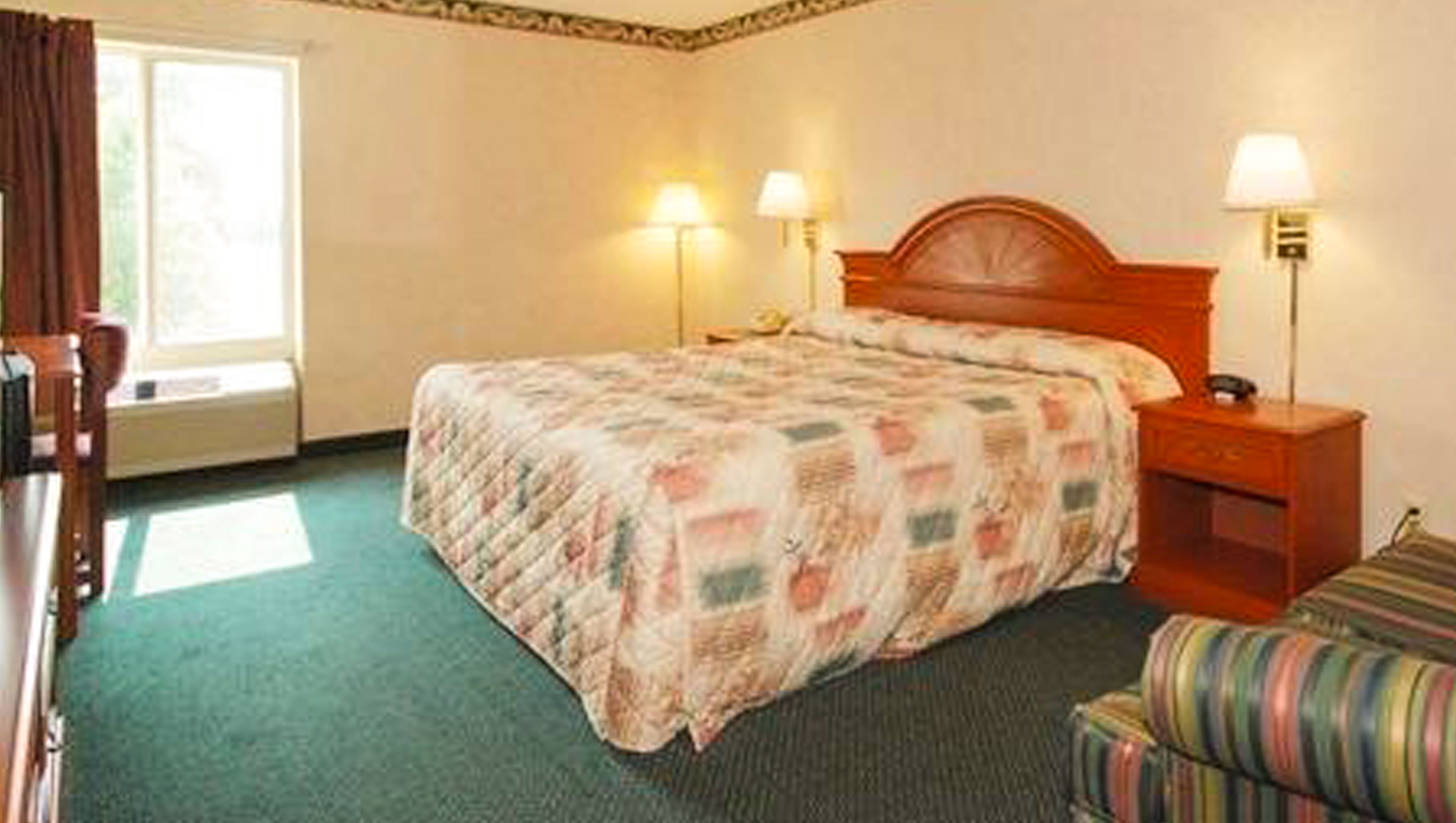 Beaver Dam Inn-guestroom-Beaver Dam Inn Queen Accessible.jpg
