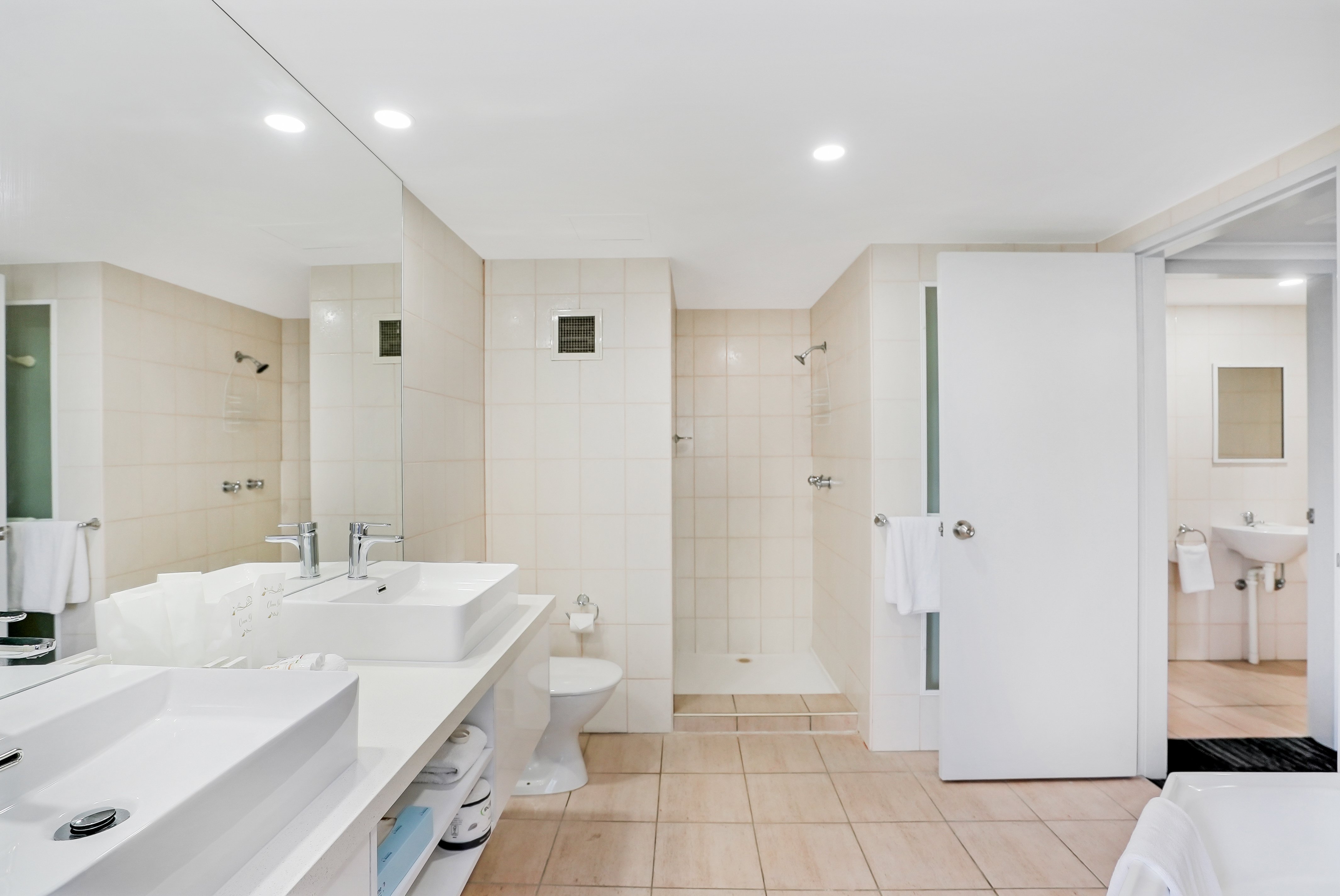 Cairns Sheridan Hotel-guestroom-Suite Bath.jpg