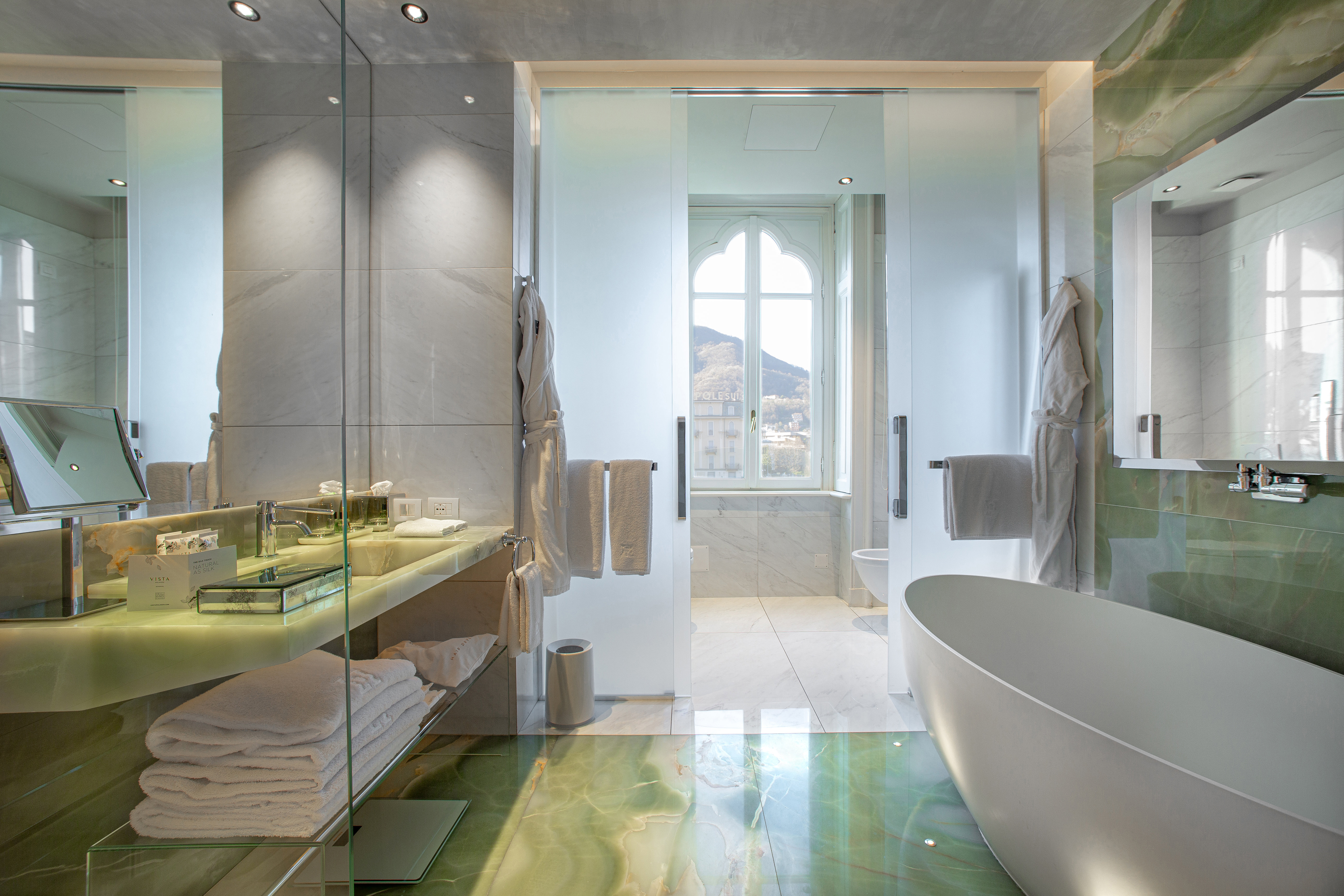 VISTA Lago di Como-guestroom-Premium Bathroom.jpg