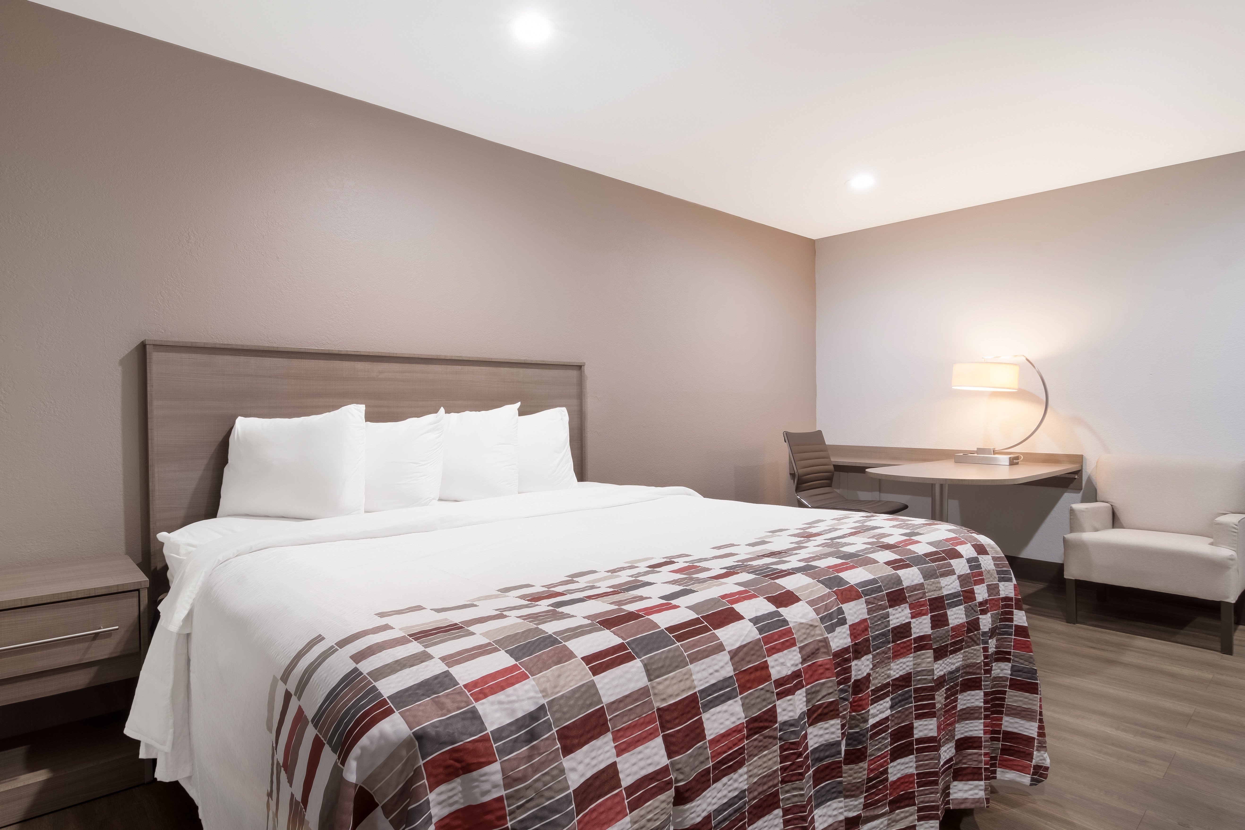 RED ROOF ROCKY MOUNT - BATTLEBORO-guestroom-Superior King.jpg
