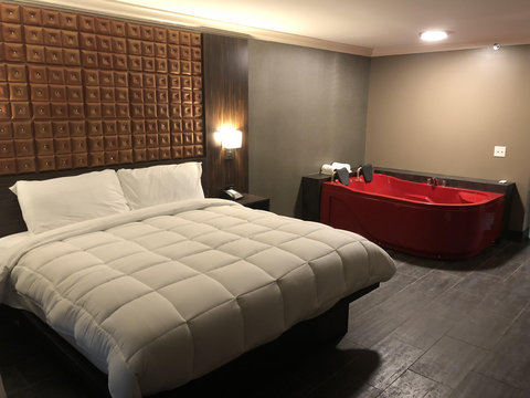 King Suite w/ Heated Tub